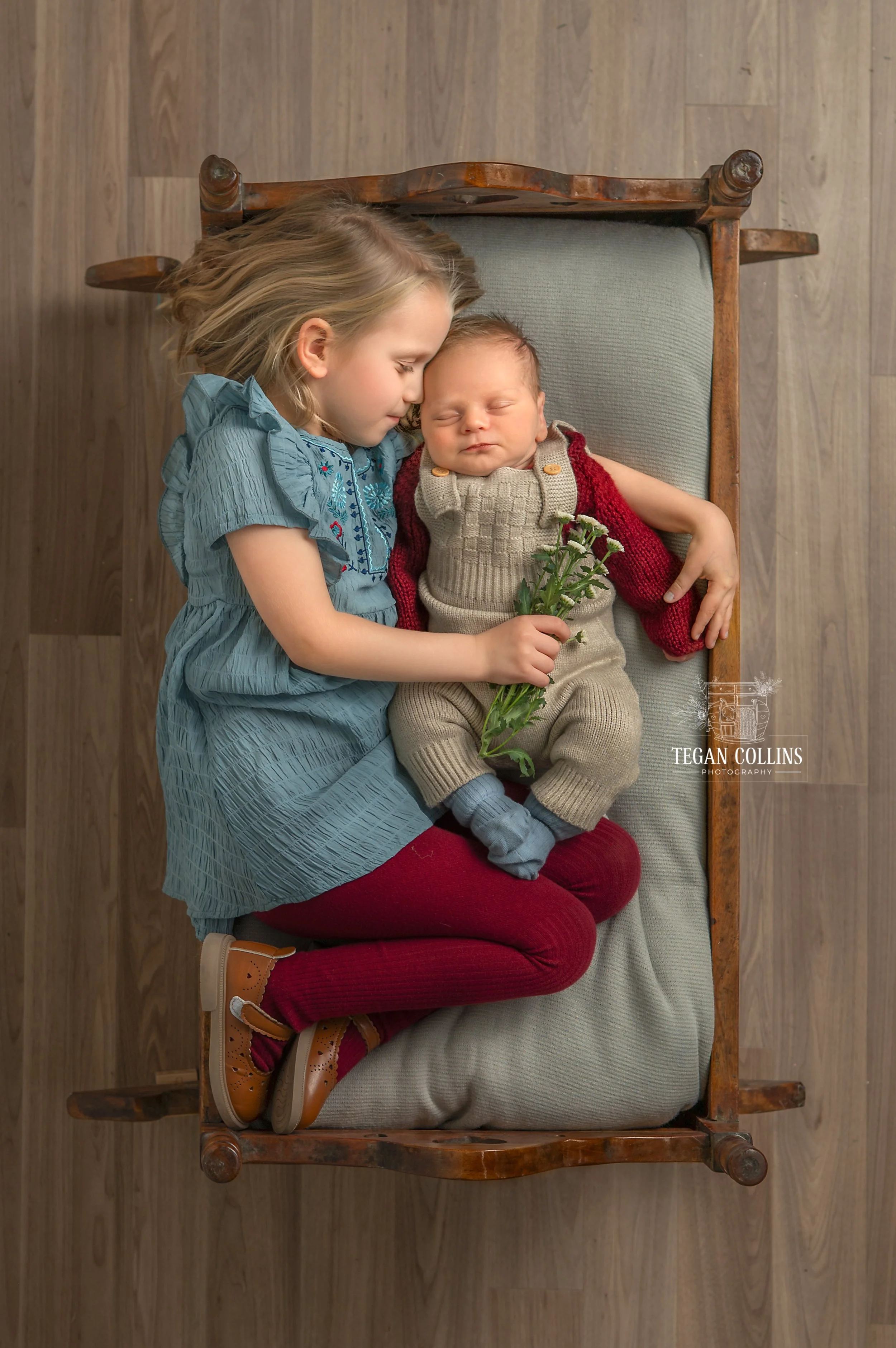 Big Sisters Sweet Cuddles - Tegan Collins Photography.jpg