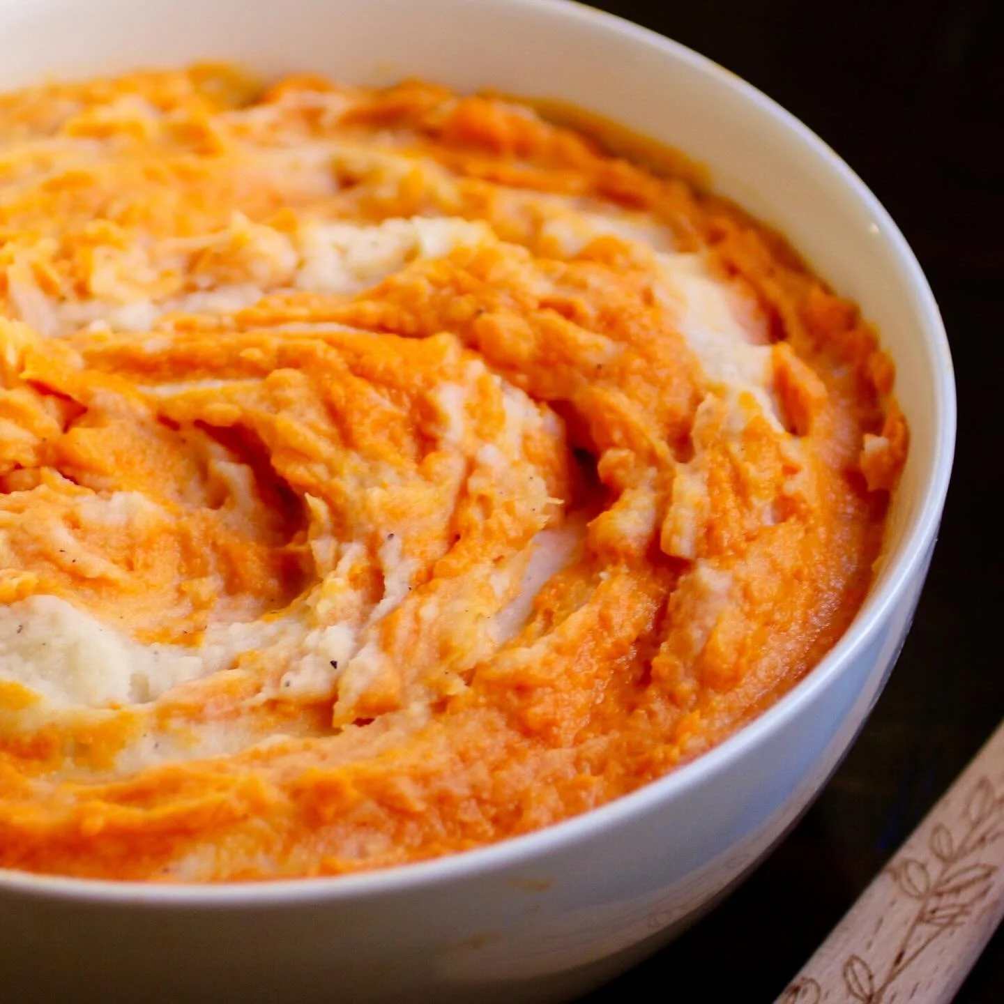 Meet the mashed potatoes I always get asked to bring back.

Marbled Sweet &amp; White Mashed Potatoes &mdash; creamy, naturally a little sweet, packed with nutrients, and honestly&hellip; kind of stunning on the table.

Full recipe is on the blog tod