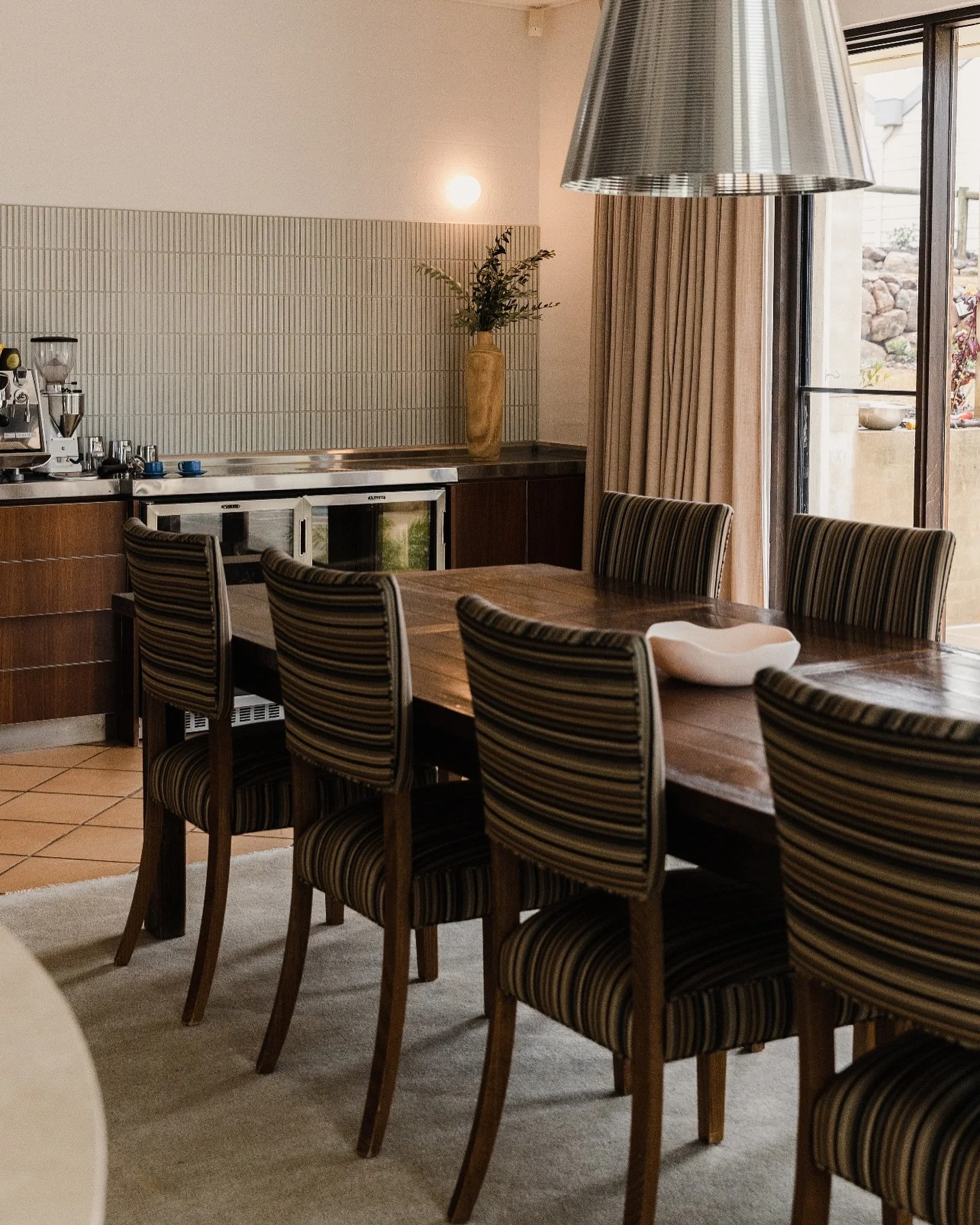 Dining detail at our Ridge Project.

#diningroomdesign #interiors #texture