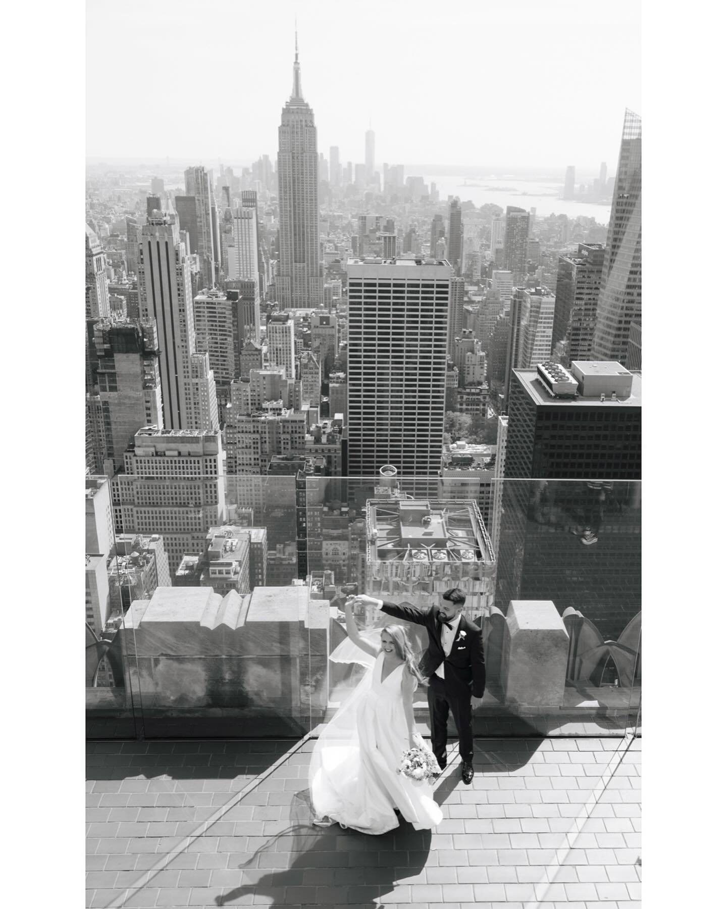 From the UK to the top of world, wedding season kicked off with a pretty iconic first look. A huge congrats to Nicole &amp; Frazer, what a beautiful whirlwind of a day✨
@topoftherocknyc