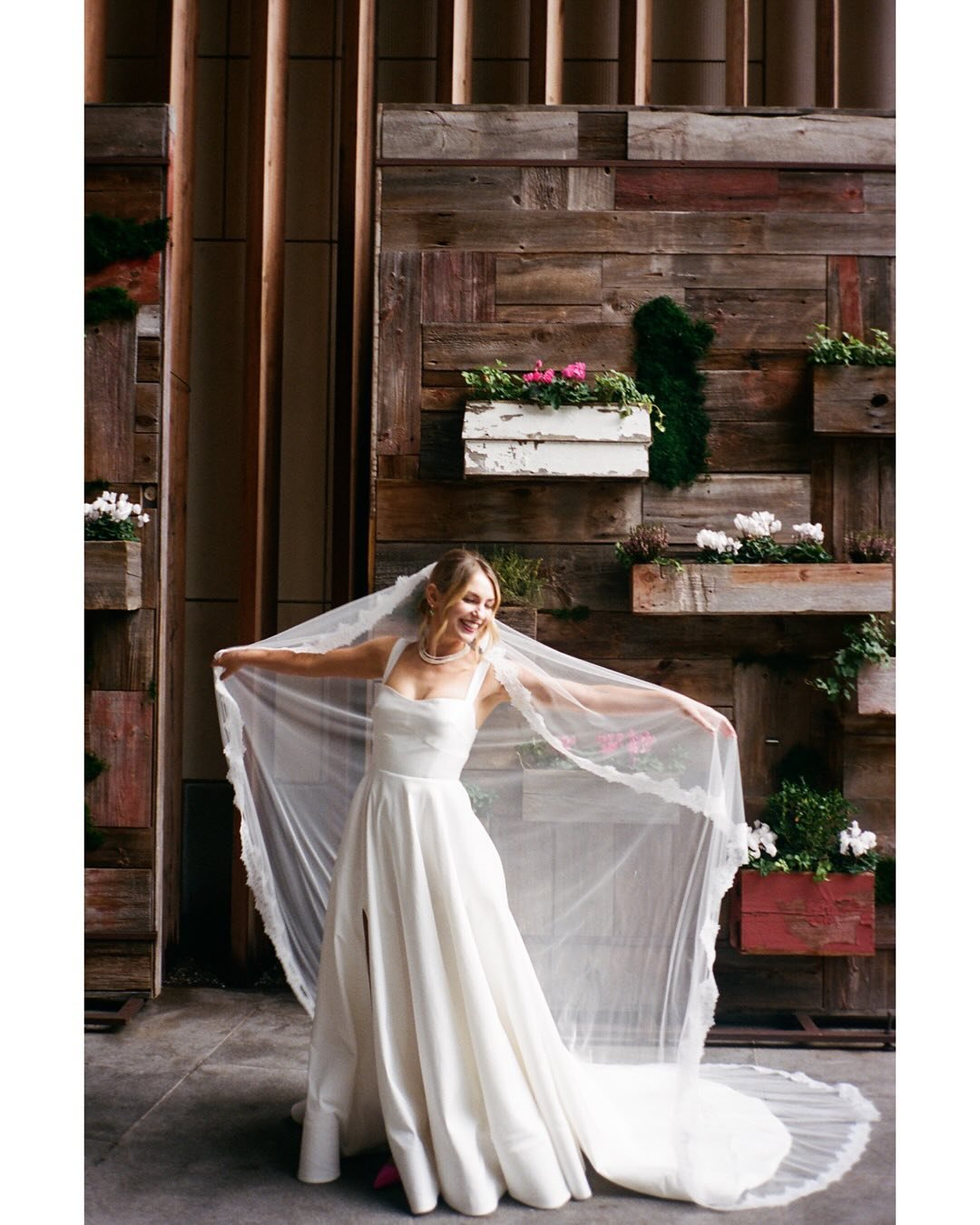 🥂Tomorrow Night - say yes to your dress at @loulettebride for the Brooklyn Bridal Bazar! Meet your future vendor team, you won't want to miss all we have planned for you! RSVP with Loulette Bride!
💐build a bouquet!
💍try on rings and dresses
🎴get 