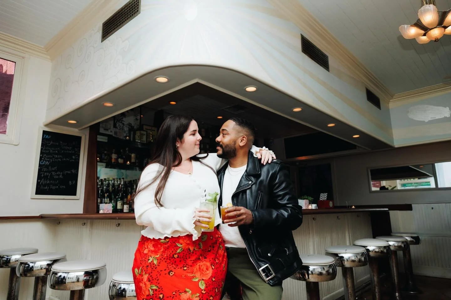 💕Valentine's Date Ideas, according to some of the most fun couples' sessions:

🍸Drinks where to had your first date @kingtaibar 
🍕Pizza at your favorite neighborhood spot
🐶 Bring your dog to Happy Hour
🐈&zwj;⬛ Stay home with the cats then grab p
