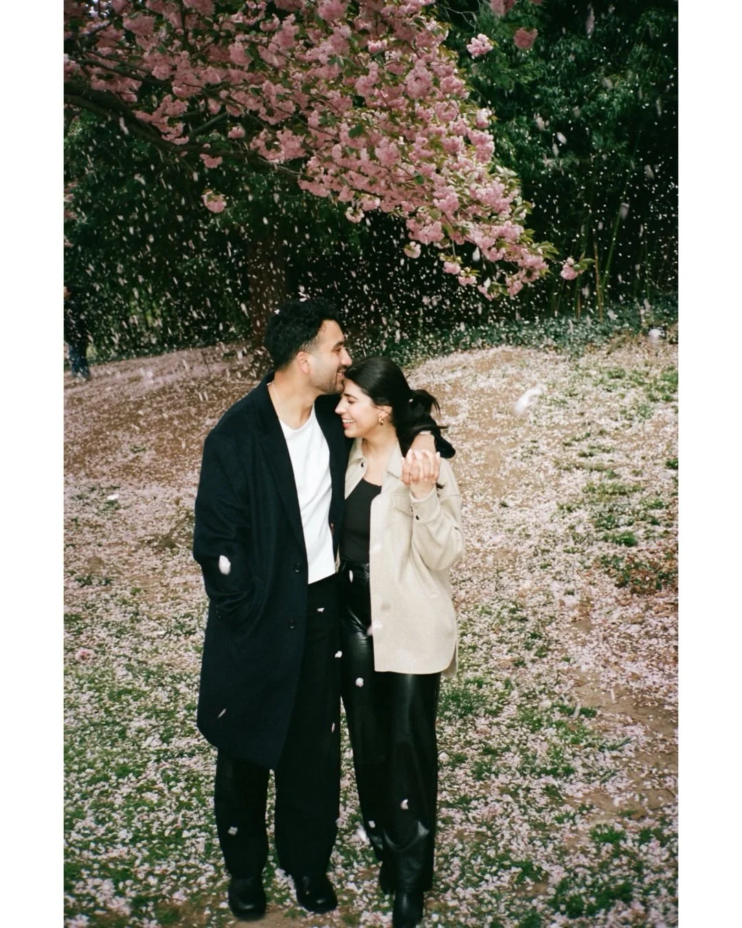 🌸 and just like that, NY is alive again. We're not quite seeing cherry blossoms but it's coming and I can't wait to finally start taking photos of couples outside again without shivering.

A few of my favorite cherry blossom shower proposal photos f