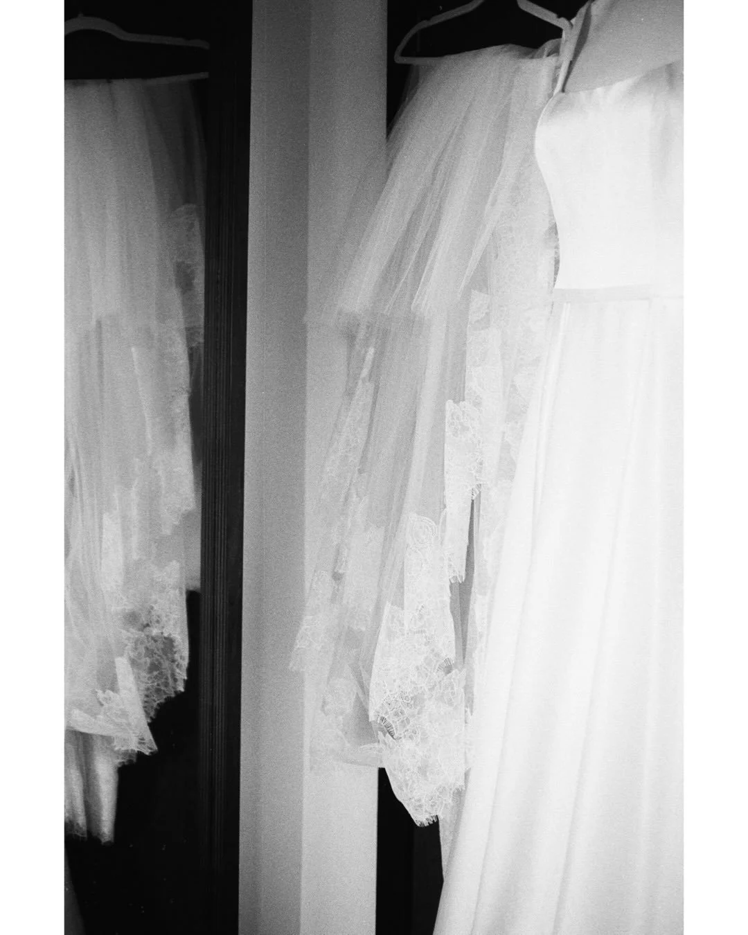 Patricia getting ready at the Ace Hotel in Brooklyn, on film. I'm so in love with how gorgeous she looks on this grain.

Planning @events_by_sheavonne 
Venue @thelibertywarehouse 
Hotel @acehotelbrooklyn 
HMU @curledcontoured 
Videography @hitchesand