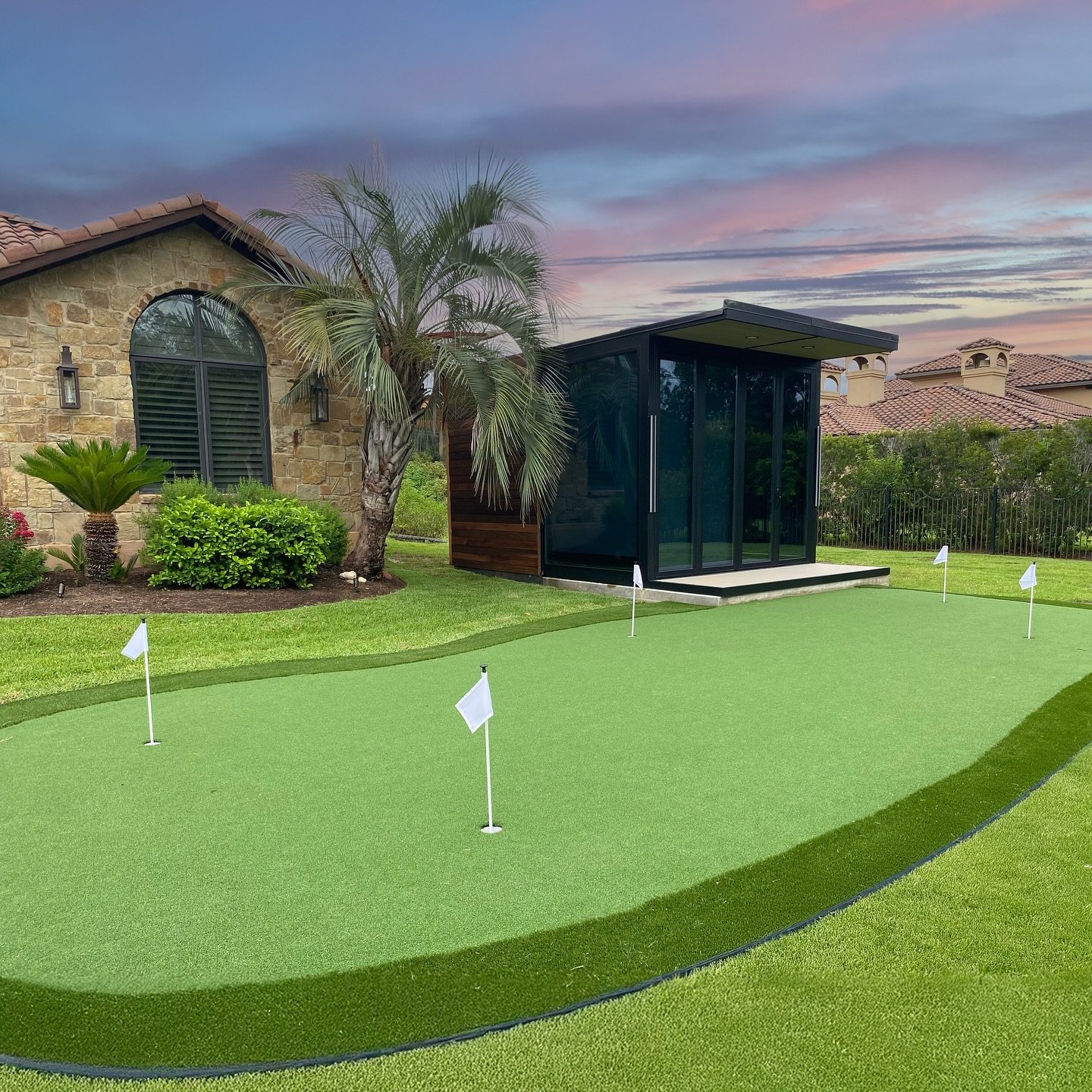 Soooo beautiful! The XL GolfShed in all her beauty, flanked by an awesome outdoor putting green. We&rsquo;re in golf heaven! 🤯😎⛳️