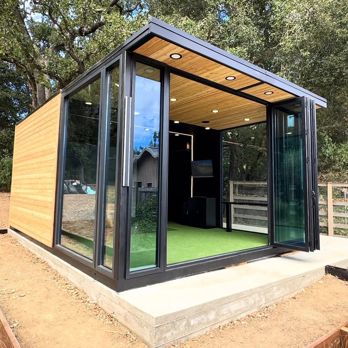 Swipe to see the accordion doors opened and closed! What do you thinks bout this Platinum Plus GolfShed?
.
. 
#GolfSheds #GolfLife #GolfSim #HomeSimulator #GolfPractice #LowerYourScore #GolfAddict #GolfGoals #GolfersParadise #TrainLikeAPro