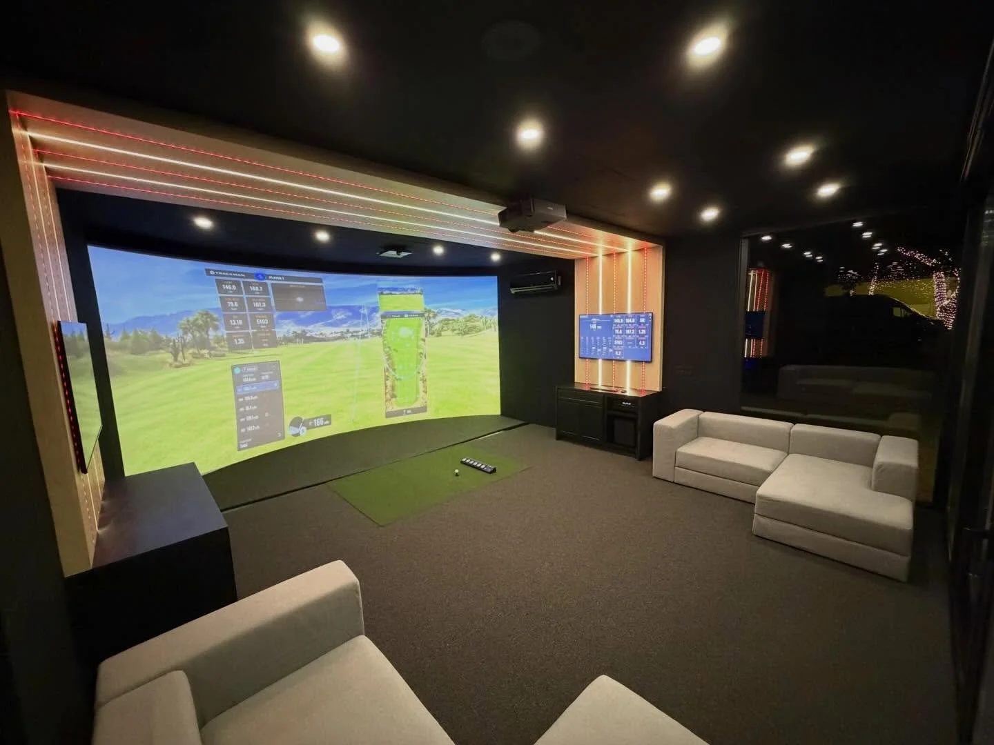 Interiors of the Captain Edition Golfshed! Our biggest GolfShed ever! 
.
The Stats:
⛳️ #trackmangolf iO launch monitor
⛳️ 4K laser projector
⛳️ 20&rsquo; Wide x 27&rsquo; Deep x 10&rsquo; interior ceiling height
⛳️ Automatic golfball return system
⛳️
