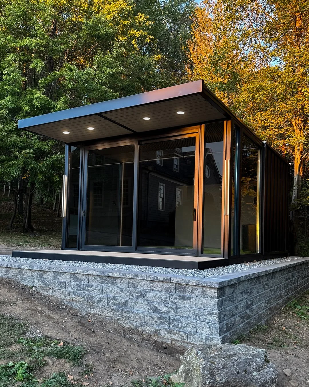 Day mode vs night mode ☀️🌙

Either way, a Golfshed officially makes daylight irrelevant. Whether it&rsquo;s a 12pm or 12am session, the Platinum Edition is engineered for total focus. 

-Top-tier steel and dual-paned glass 
-19&rsquo; x 15&rsquo; in