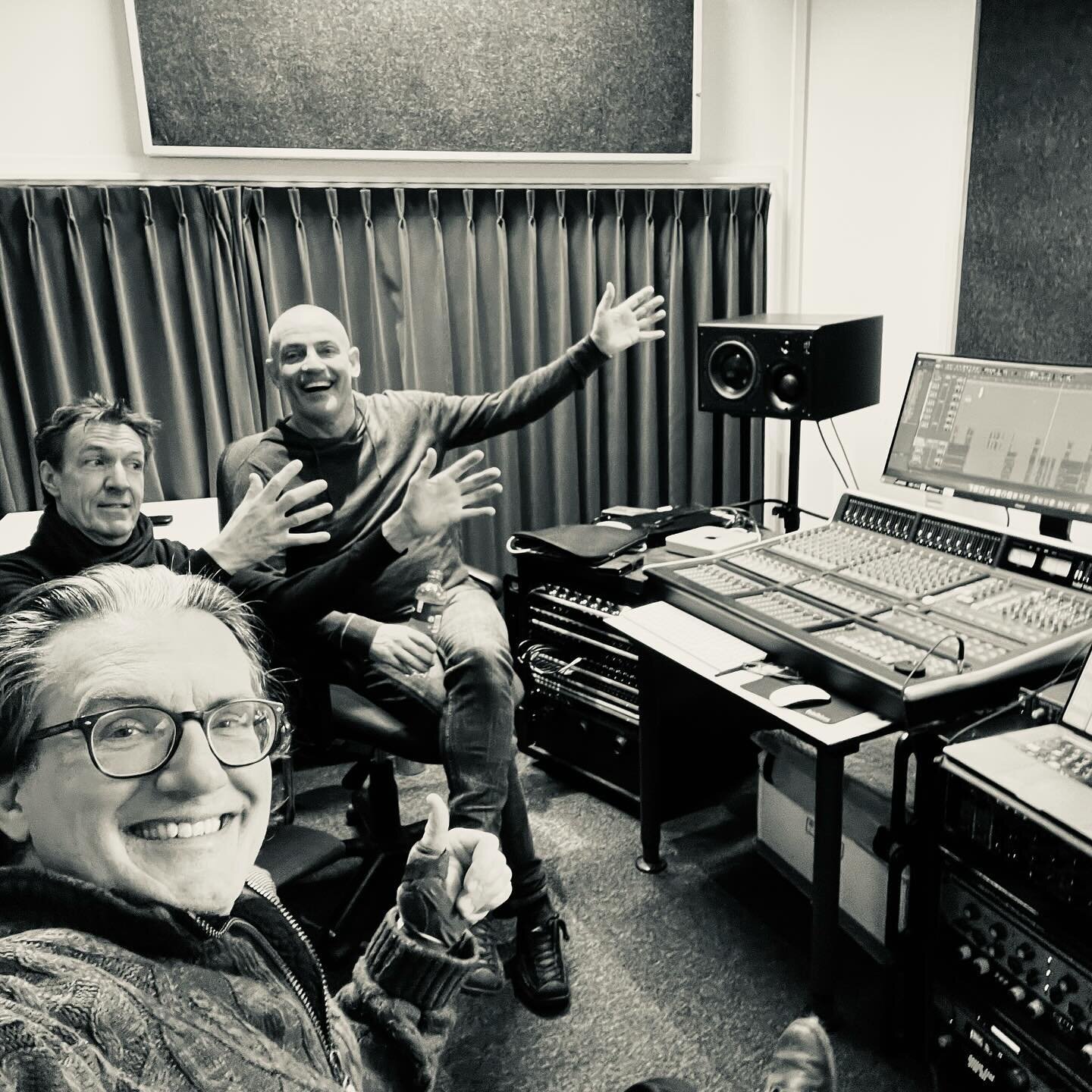 Guided by visionary mixing/drummer @roydackus we&rsquo;re end-mixing our - Jazz Maple Story live concert - with #EuropeanJazzTrio! #mixingdrummer #MarcvanRoon #RoyDackus #FransvanderHoeven #JazzTrio #Jazz #Pianist #유러피안재즈트리오 #maplestory #stompmusic #