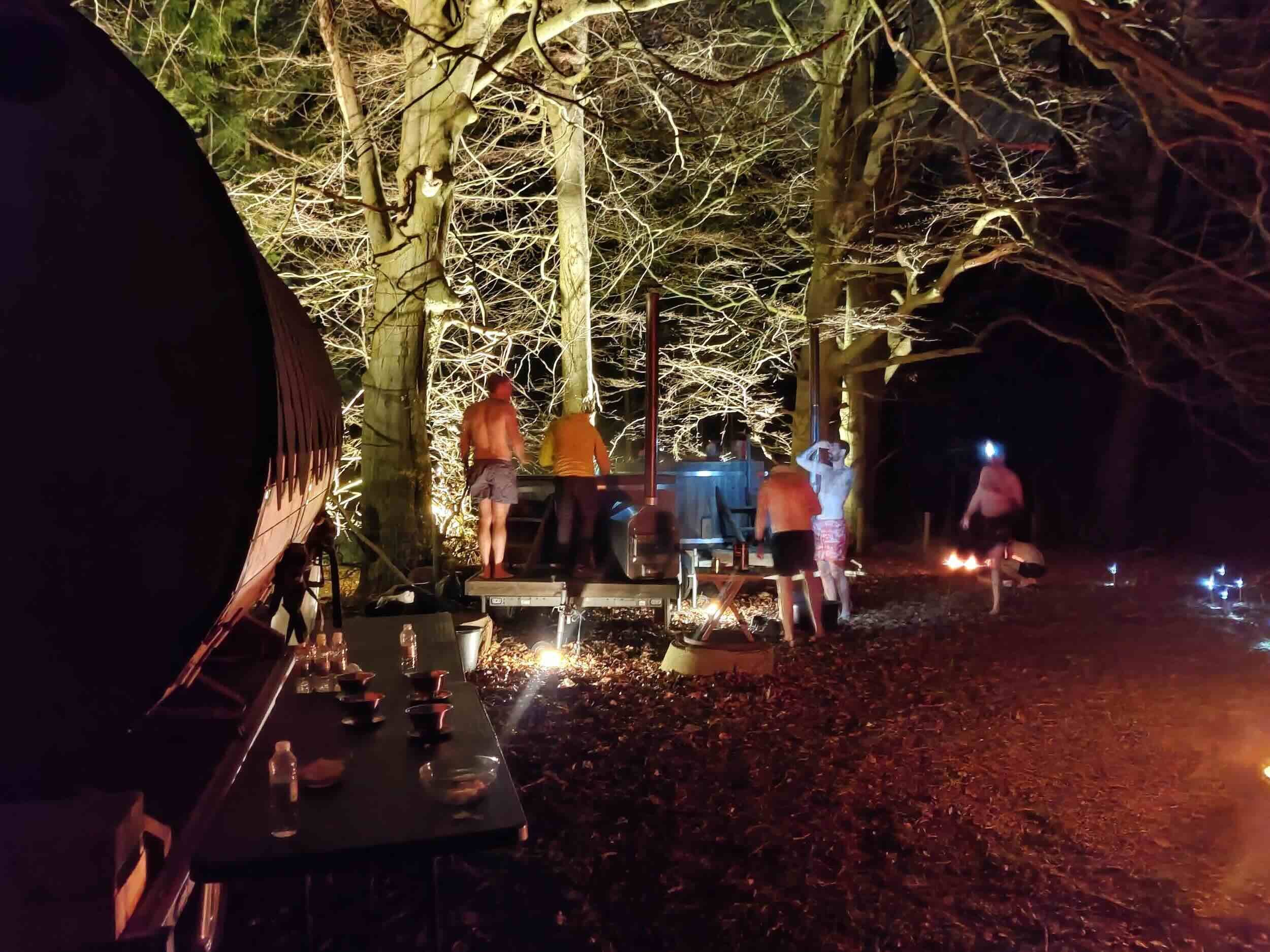 Udendørs vildmarksbad i skoven