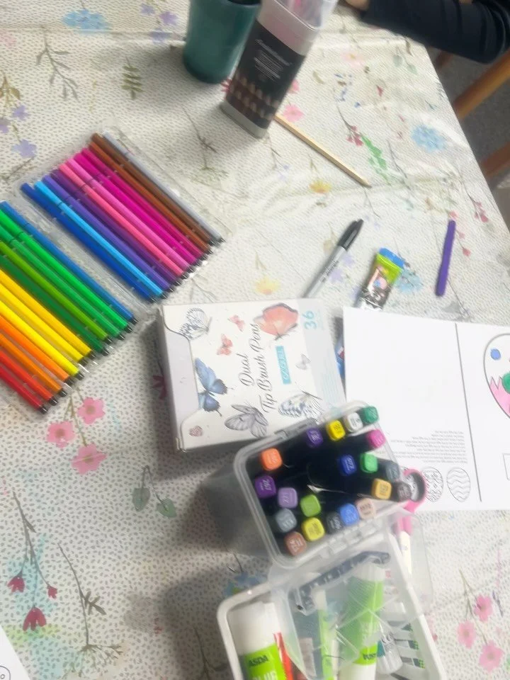 Easter fun at Dragonfly Arts yesterday for little dragonflies - and dragons didn&rsquo;t want to miss out either. 

We didn&rsquo;t just have chicks coming out of eggs - we had turkeys, penguins, hummingbirds, dinosaurs&hellip;.

Let the imagination 