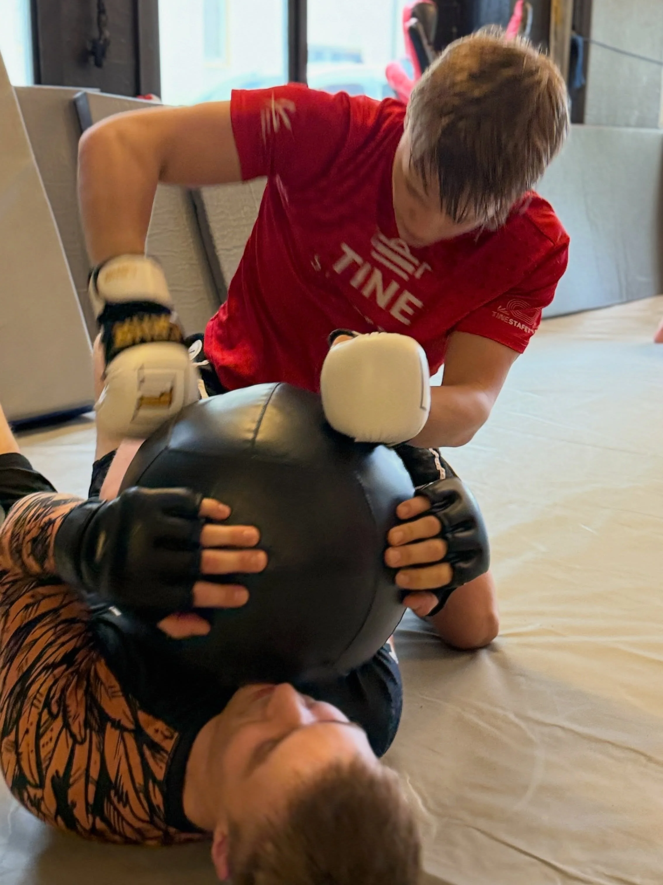 Tirsdager har vi MMA fra 17:30 til 19:00! Disse timene er for alle niv&aring;er, fra nybegynnere til erfarne. Vi tilpasser timene etter niv&aring;et til de som kommer.
#mma #norge #bjj #&aring;lesund