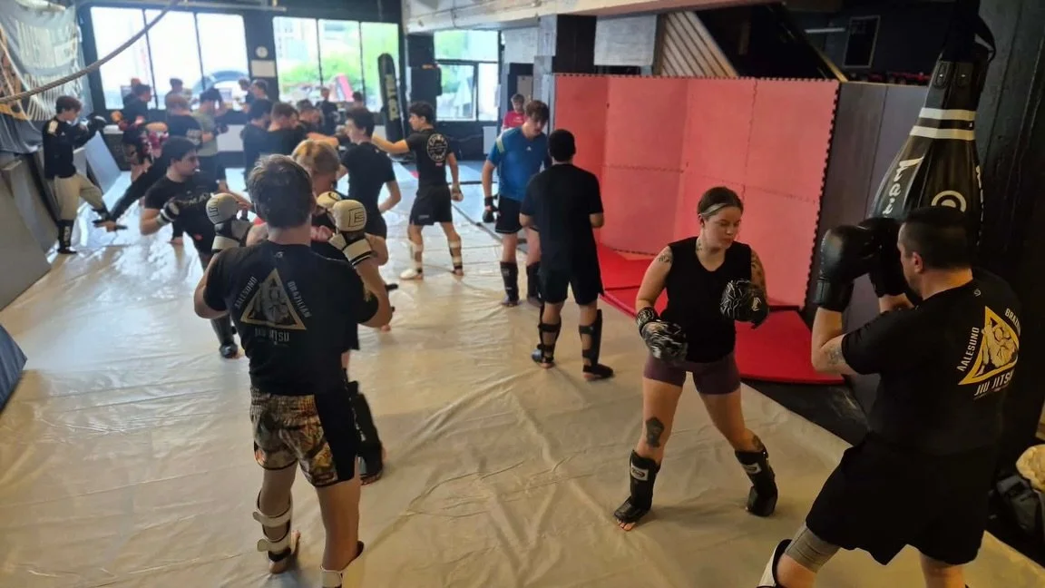 Det er alltid kjekt n&aring;r folk samles. I helgen gjennomf&oslash;rte vi en flott treningssamling sammen med @primarisgym @rauma_kampsport_helsestudio @sunnfjordmma og @vargacademy i v&aring;re lokaler i kjelleren p&aring; @warehousegym.no 🥊🤼&zwj