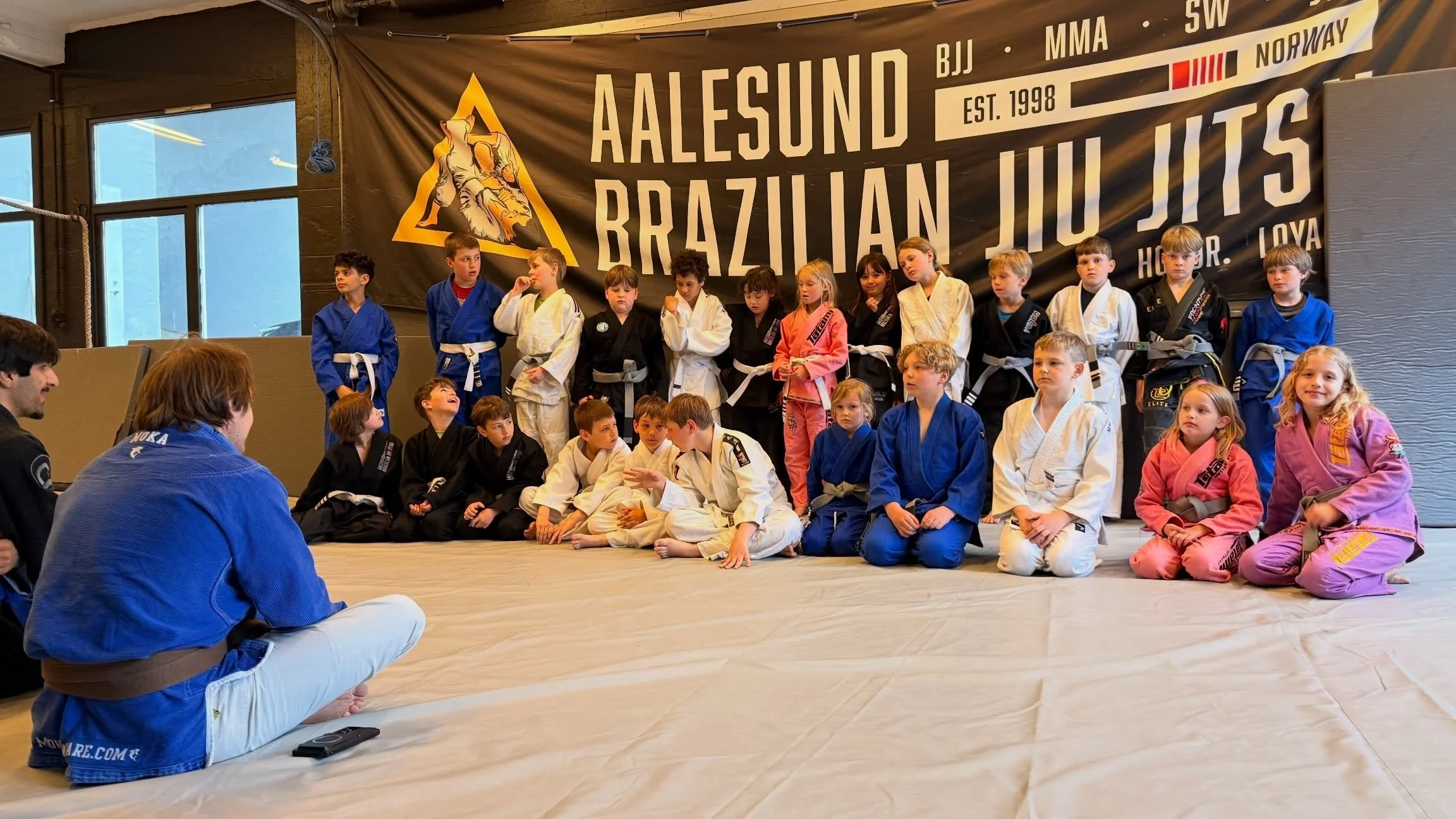 Slik ser det ut f&oslash;r trening, under trening og etter trening, p&aring; det viderekomne barne-partiet, som trener torsdager 18:00-19:00 og p&aring; s&oslash;ndagsmorgen fra 10:30 💪🏻
#bjjkids #&aring;lesund #judokids 
@warehousegym.no