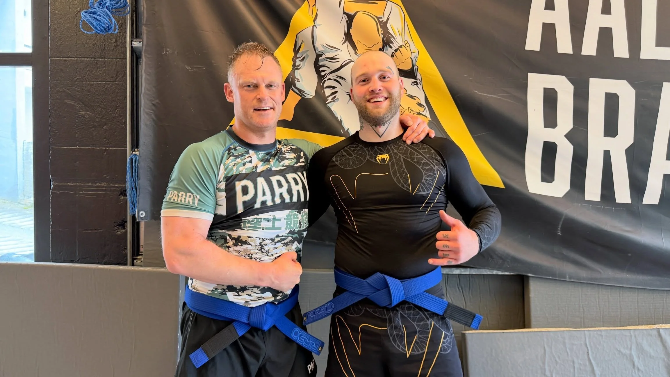 🟦🟦⬛️⬛️⬛️🟦🟦🟦🟦🟦🟦🟦🟦

Vi har den &aelig;re &aring; gratulere dr.med @michaelstorebo og dr.proktor @thomasbhaugen med bl&aring;tt belte i BJJ i dag!
Klar for neste kapittel!

Takk for en solid trening, alle sammen!

🗓️ Ukeplan i bio for de nysg