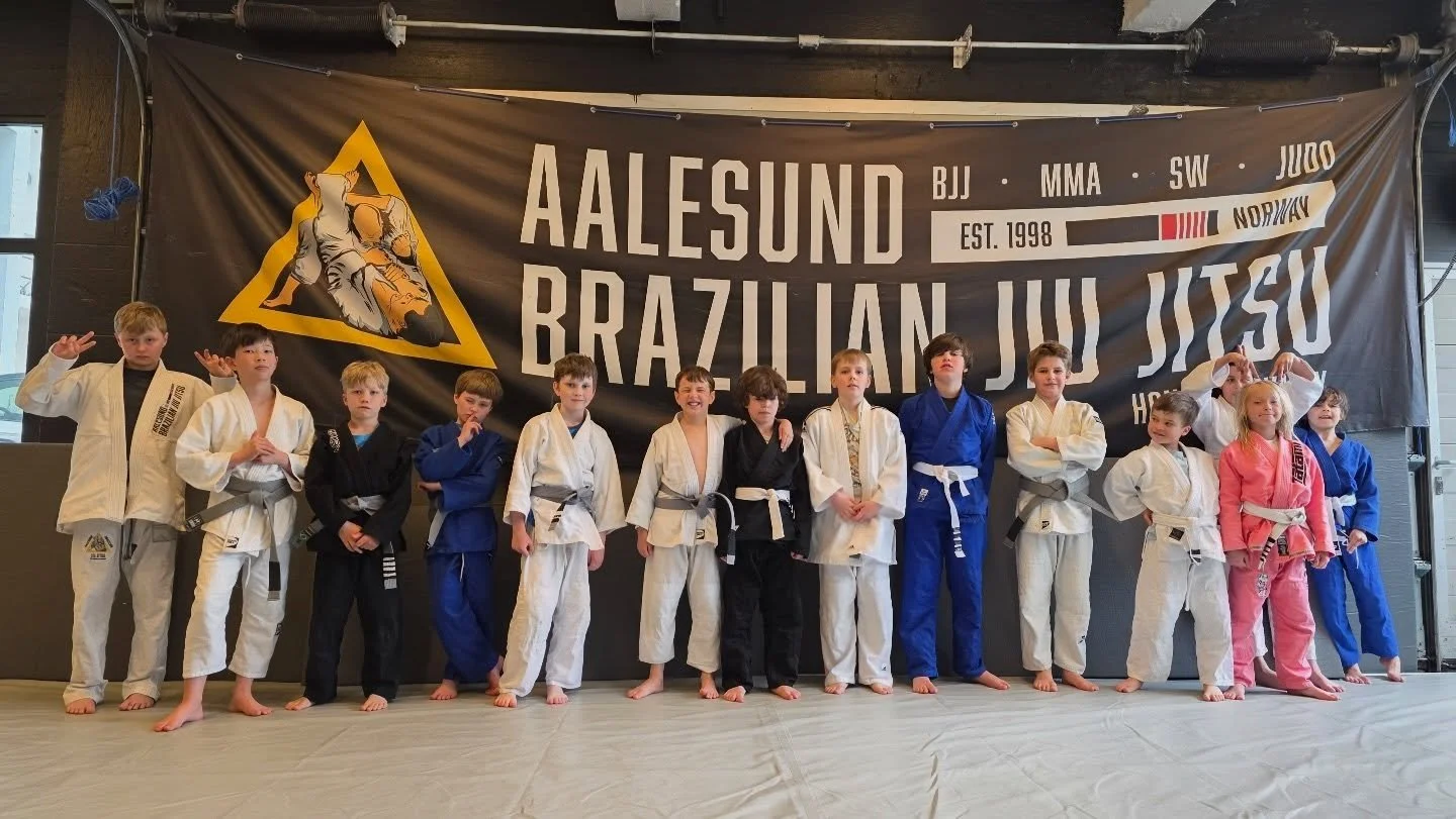 🥋Hver s&oslash;ndag fra 10:30 til 11:30 er det &aring;pent for alle barna &aring; komme &aring; trene. S&oslash;ndagene er kjekke! Vi er glade for at vi kan tilby helgetrening for barnegruppene ogs&aring;, hver helg, i s&aring; mange &aring;r! 😊 De