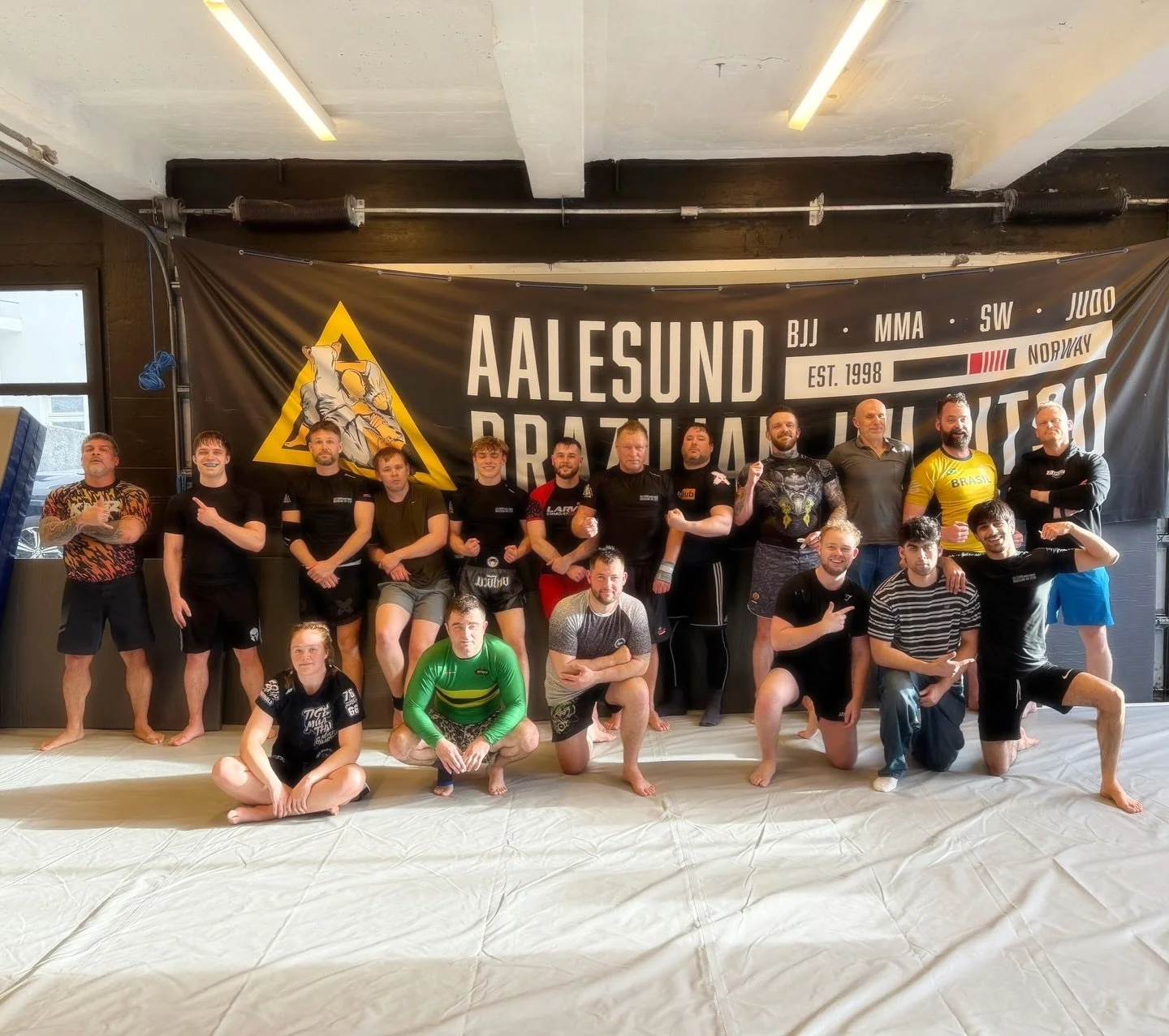 Friday nogi grappling class! We encourage you to look at our profile and scroll some more, put your phone in your pocket, head over to Grensegata 5, @warehousegym.no and join Aalesund Brazilian Jiu Jitsu aka &Aring;lesund Kampsportklubb as soon as yo
