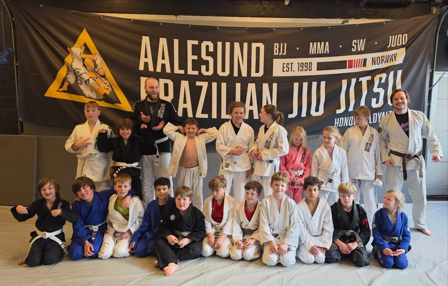 Sjekk ut denne glade gjengen her! Torsdager fra 18:00 til 19:00 er det BJJ og judotrening for de litt st&oslash;rre barna🥋
Alltid kjekt med stappfull matte!