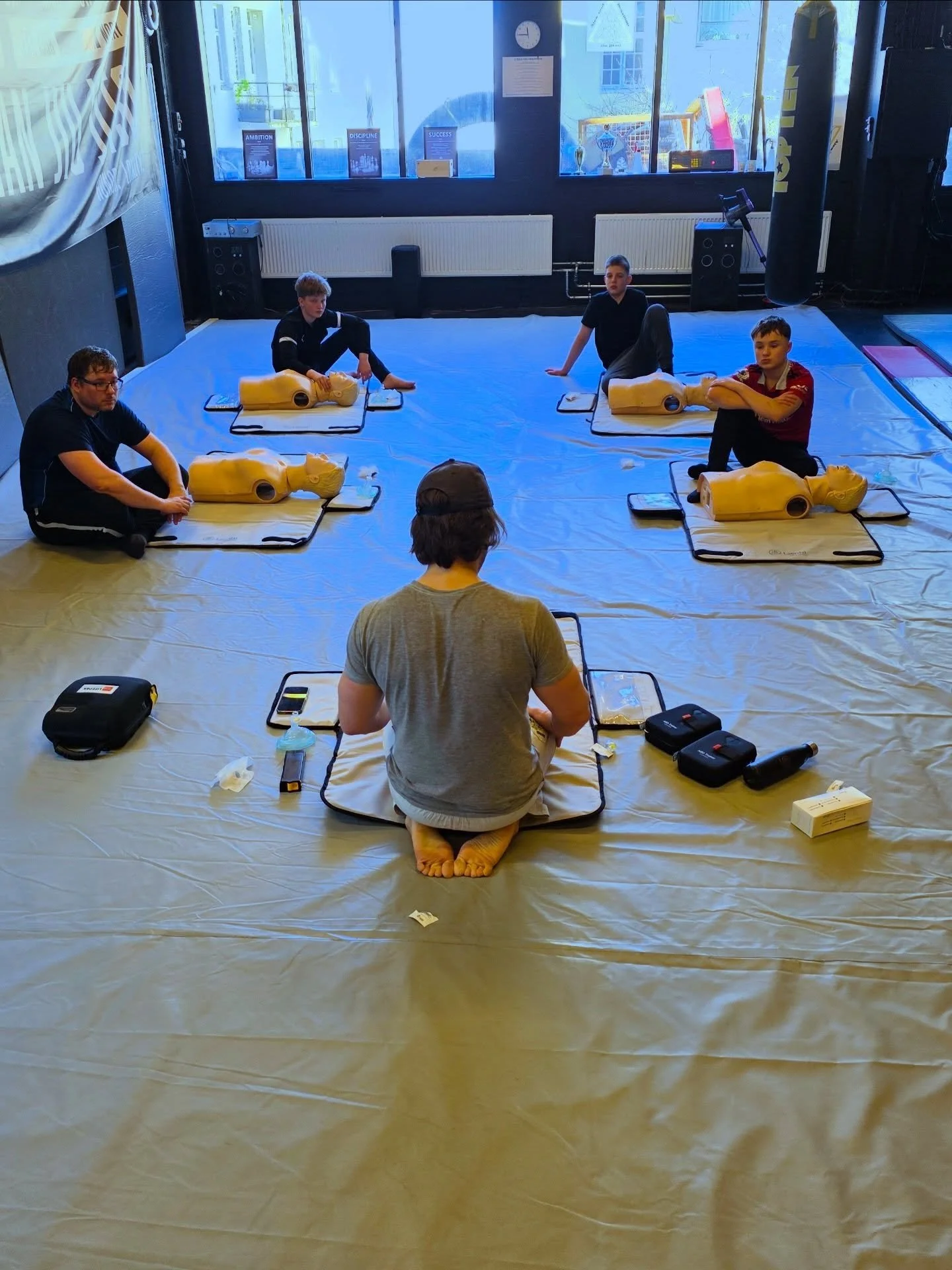 🏥Etter morgentrening med coach @olesulebakk i dag tidlig hadde vi HLR-kurs ❤️&zwj;🩹🫁 
HLR-kurs (Hjerte- og lungeredning) gir livsviktig oppl&aelig;ring i &aring; gjenkjenne hjertestans, varsle 113, og utf&oslash;re brystkompresjoner og innbl&aring