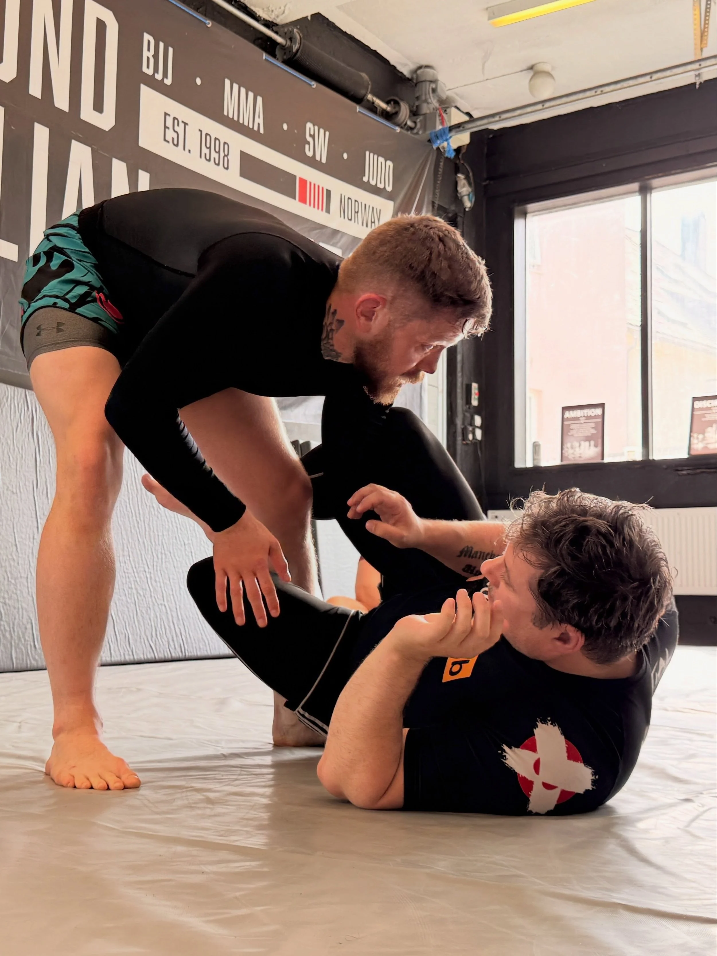 Siste strukturerte nogi session med Kris Halvorsen f&oslash;r ferien i dag💪🏻

📅 I sommer kj&oslash;rer vi &aring;pen matte hver dag fra  18:00 til 19:30 om ikke annet blir avtalt. Ukeplan for sommeren vil oppdateres her: 
https://www.aabjj.no/ukep