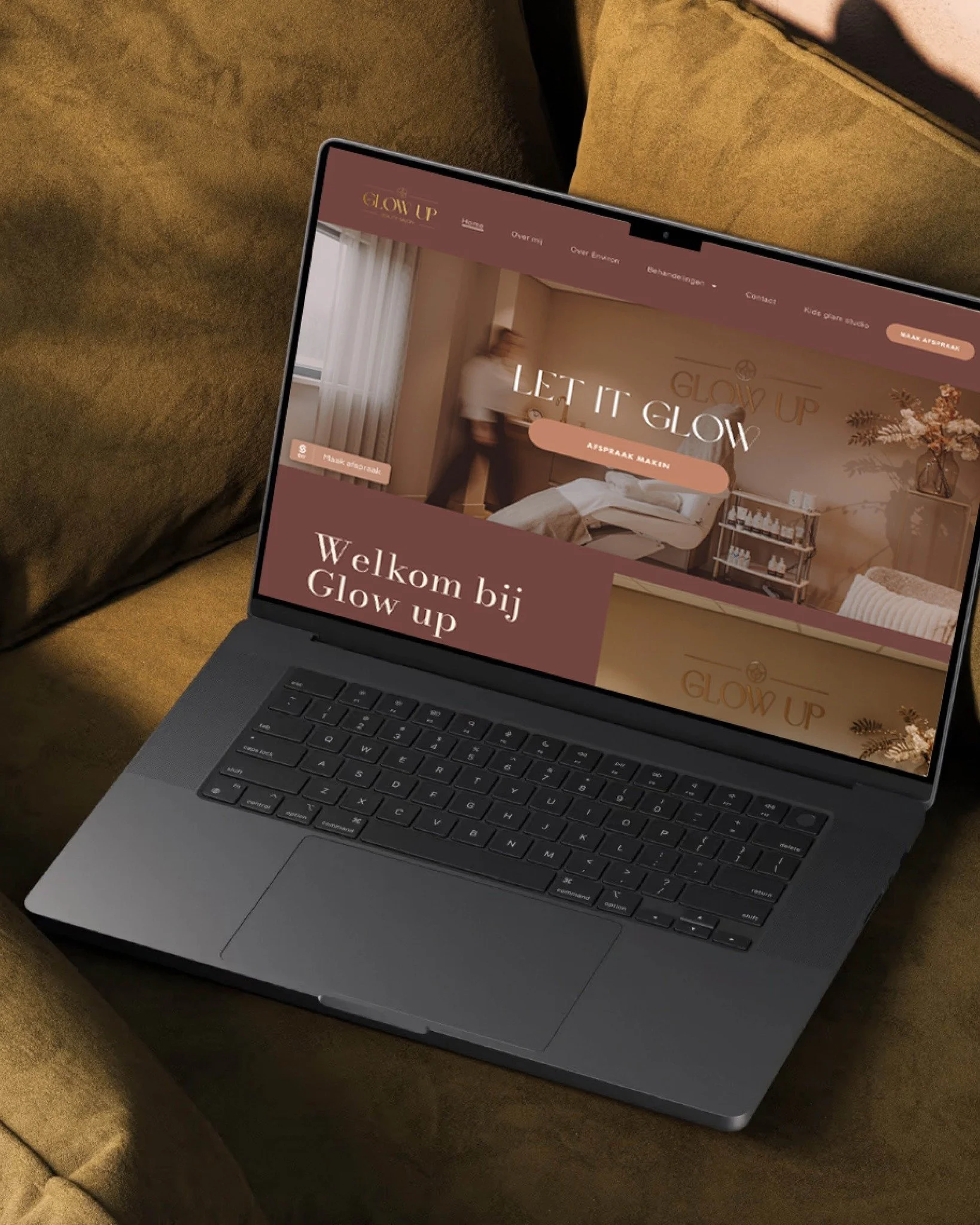 Voor Glow Up, een nieuwe beautysalon in Reusel, ontwierp ik een complete visuele identiteit. De salon werkt met de vernieuwde technieken van Environ om huidveroudering tegen te gaan.

Van logo tot kleurgebruik en typografie ben ik op zoek gegaan naar