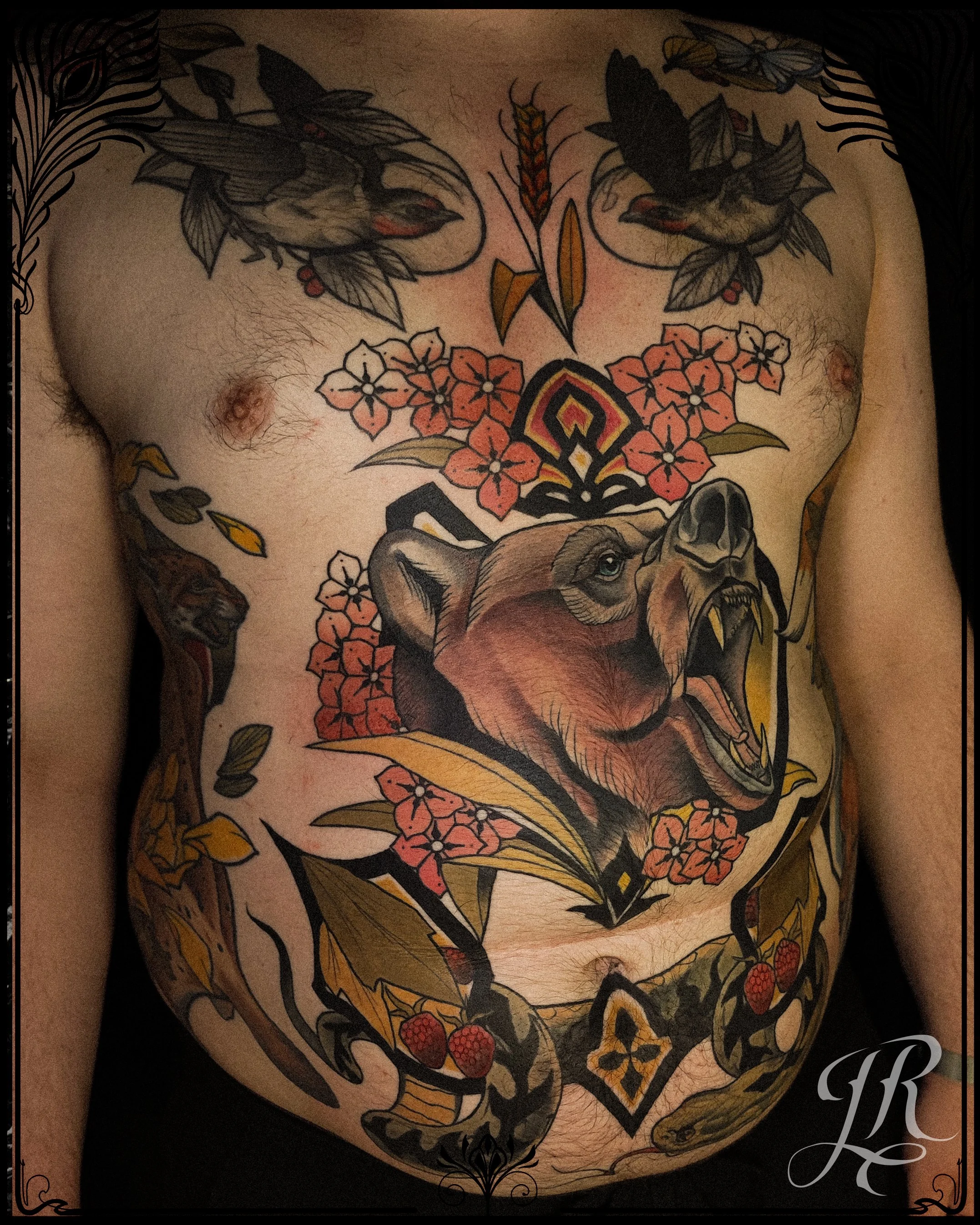 Neotraditionell tatuering av en snokk styrka och vildmarkens själ. Denna tatuering är en hyllning till naturens mäktiga varelser, perfekt för djurälskare och de som vill ha en design som verkligen symboliserar kraft och frihet