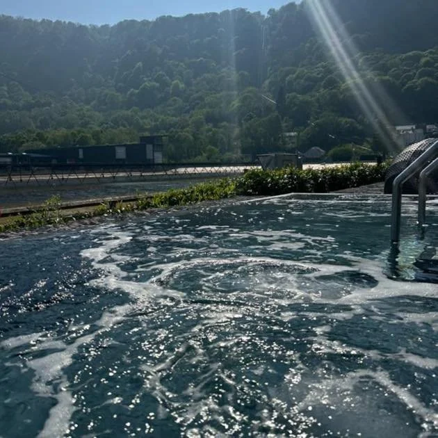 Wave Garden Spa is not just a spa day — it blends cutting-edge hydrotherapy with immersive nature. From outdoor hydro pools with forest and mountain views, to a Himalayan salt sauna, it’s designed for “sound-of-nature” relaxat