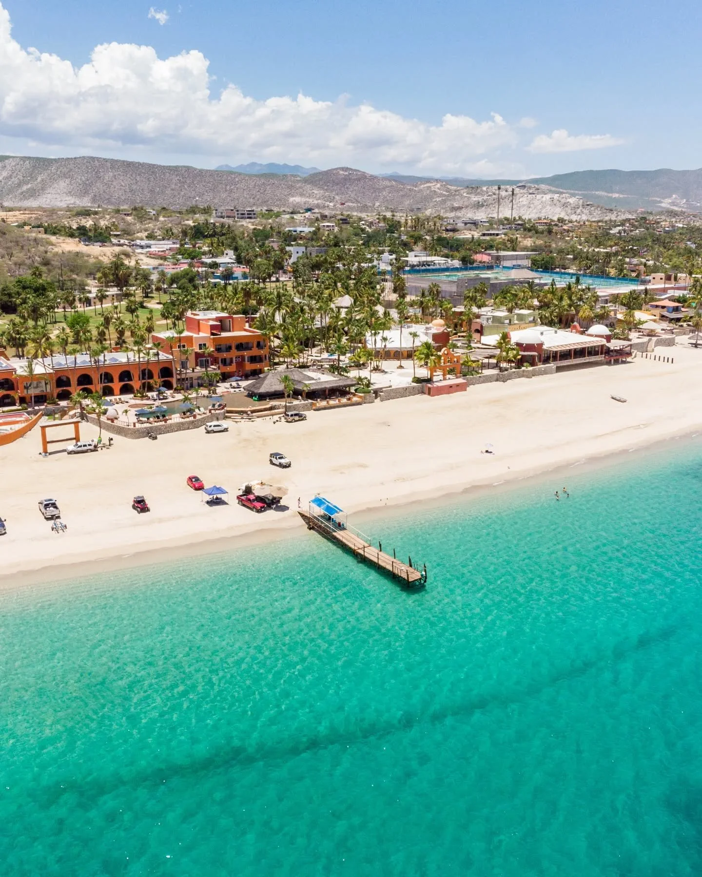 ☀️ A snapshot from July, when the sun painted Los Barriles in golden tones. Now, after the rains, everything is greener and more vibrant 🌿✨
Every season has its charm at Hotel Palmas de Cortez. 🌴🏖️

☀️ Una postal de Julio, cuando el sol brillaba i