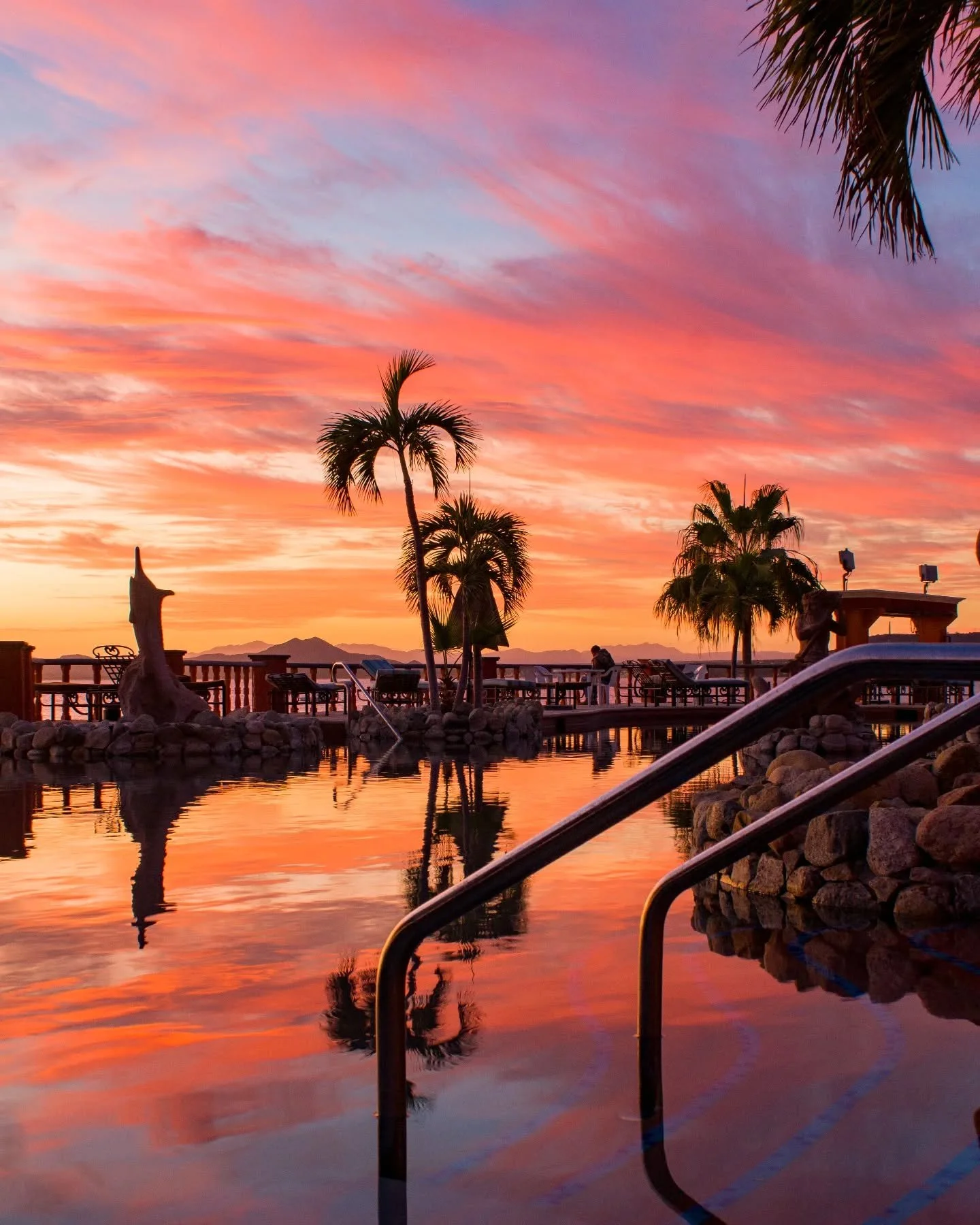 Amaneceres que pintan el Mar de Cort&eacute;s de magia y calma. 🌅✨ Un inicio perfecto para un d&iacute;a lleno de aventuras en Palmas de Cortez.

Sunrises that paint the Sea of Cortez with magic and calm. 🌅✨ The perfect start to a day full of adven