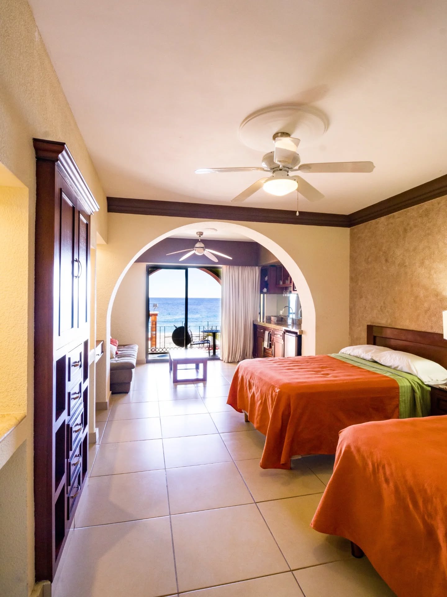 Una habitaci&oacute;n con vista al mar es todo lo que necesitas!🌊🤩
A ocean view room is all you need!🌊🤩

Ahora reserva directamente en: www.VanWormerResorts.com

Now book directly at: www.VanWormerResorts.com

📞Reservations:  877-777-8862/818-22