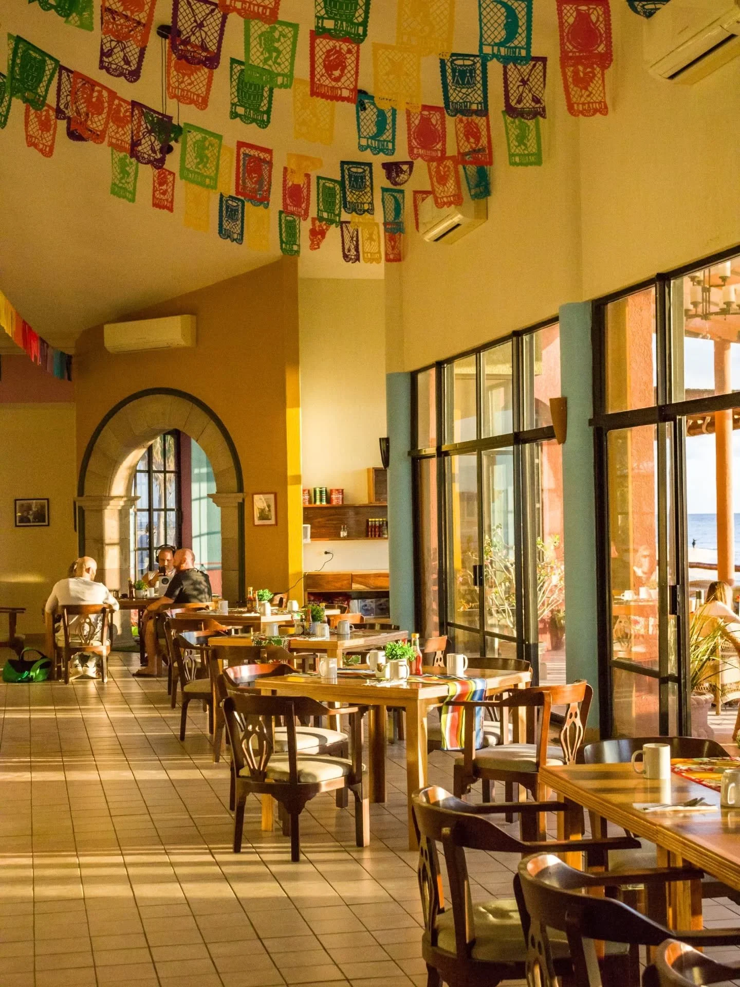 A colorful space full of Mexican flavor 🇲🇽✨
At Chacha&rsquo;s, every corner is filled with warmth, tradition and good vibes.

Un lugar lleno de color, sabor y esencia mexicana 🇲🇽✨
As&iacute; se vive el ambiente en Chacha&rsquo;s.

Open daily from