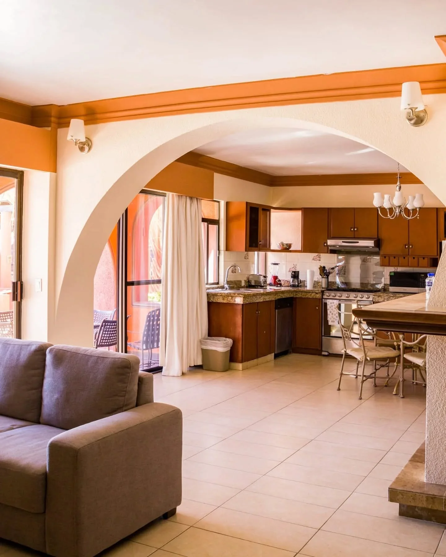 Excelente opci&oacute;n de hospedaje nuestros condominios en Palmas! Cuenta con 2 habitaciones, 2 ba&ntilde;os, cocina, sala ycomedor.🌊🌴

Habla a nuestra oficina de reservaciones para conseguir una cotizaci&oacute;n y disponibilidad😁.

Excellent l