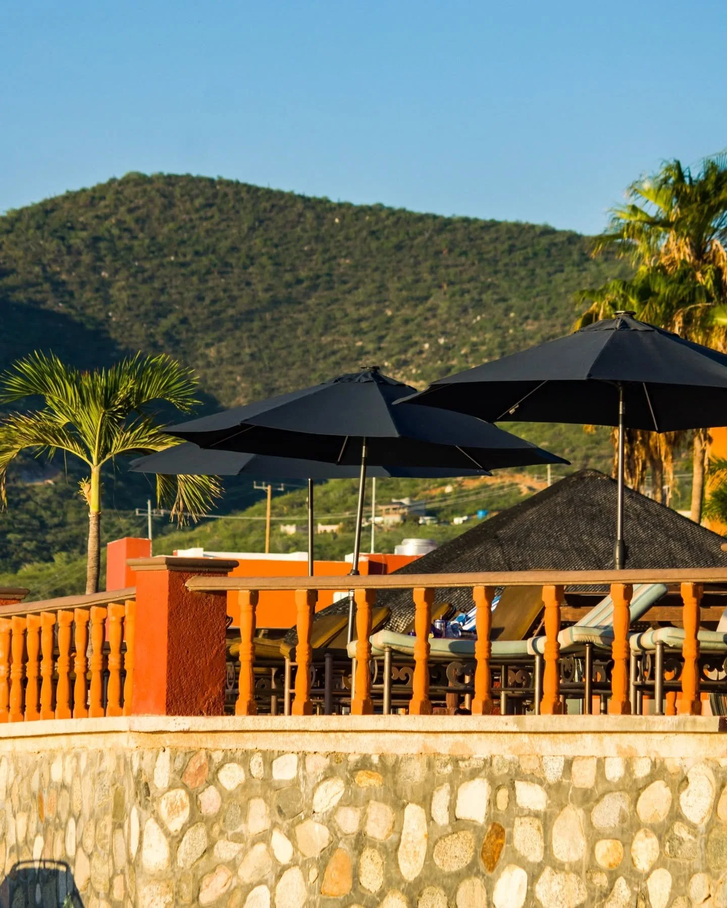 Our signature colors and peaceful corners. 🧡🌿 Relax under the shade or on your private balcony. The perfect escape is here. 🛌✨

Nuestros colores inconfundibles y rincones de paz. 🧡🌿 Rel&aacute;jate bajo la sombra o en tu balc&oacute;n privado. L