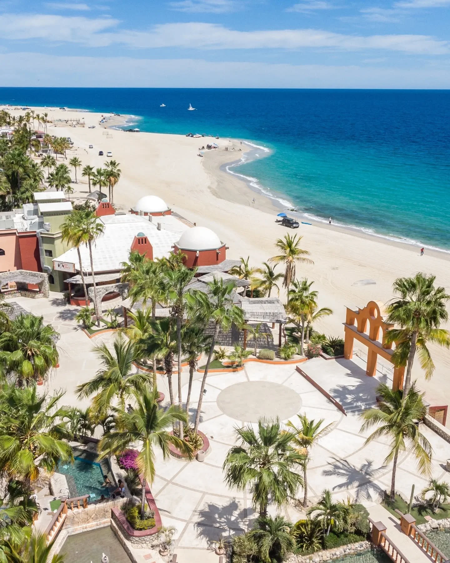 This view never gets old! 😍🌴 Experience the unique beauty of Hotel Palmas de Cortez, where the pool meets the turquoise waters of the East Cape. Book your escape now! 🌊✨

&iexcl;Esta vista nunca cansa! 😍🌴 Vive la belleza &uacute;nica de Hotel Pa