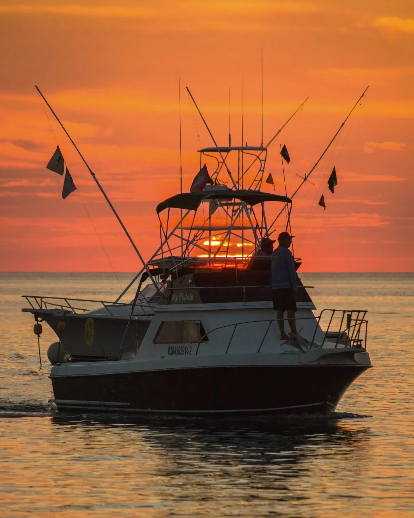 ​Amaneceres dorados y buenas vibras para arrancar la jornada de pesca. ☀️🌊 &iexcl;El d&iacute;a perfecto empieza justo as&iacute;!

​Golden sunrises and good vibes to kick off the fishing day. ☀️🌊 The perfect day starts exactly like this!

​📞 USA: