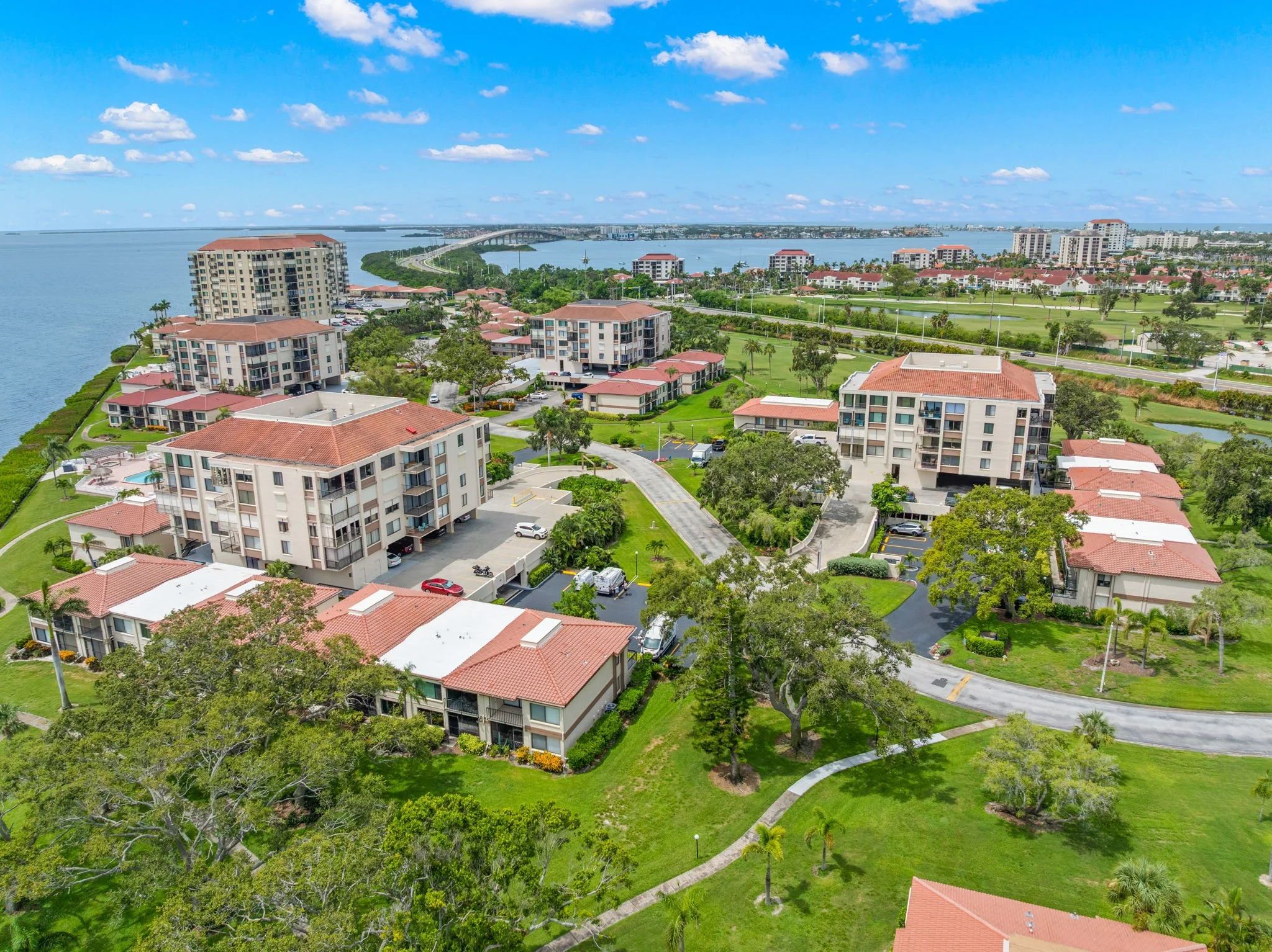 Drone photography of waterfront home in Apollo Beach.jpg