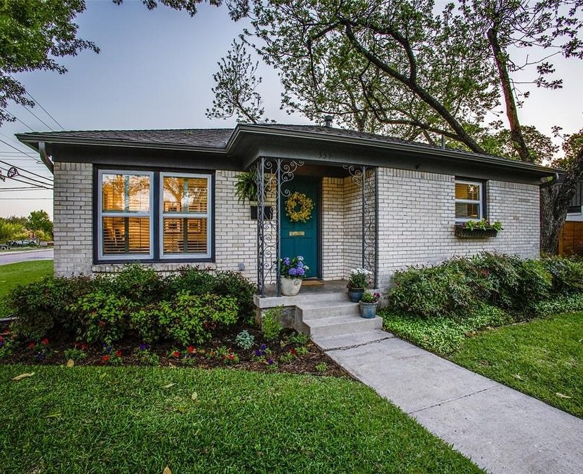This cozy cottage is available in Old Lake Highlands - 3 beds, 1 bath for just $2875! Fenced backyard, 2 car garage and large back deck. 😍 LEAVE A COMMENT on this post to get more details &amp; schedule a tour with me!

#oldlakehighlands #dallasreal
