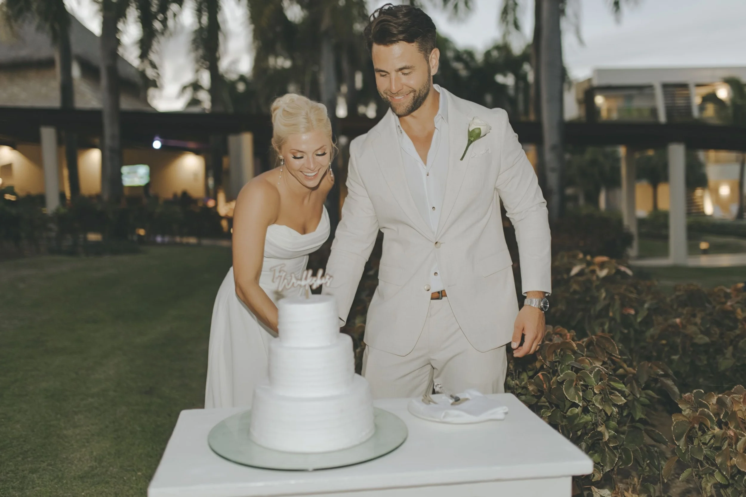 Bride and groom cutting their wedding cake at their Punta Cana reception