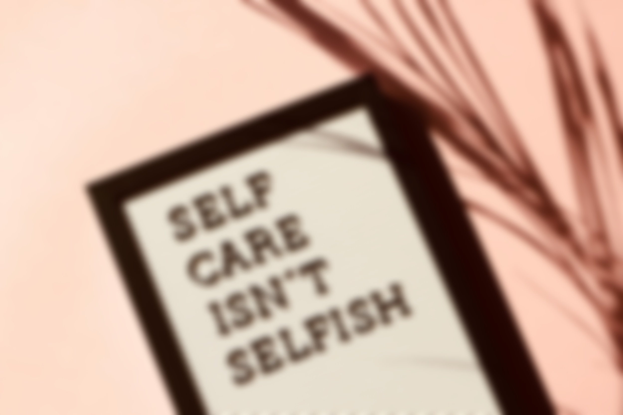 Segnale con scritta 'Self care isn't self fish' con formattazione di 'self fish' come un gioco di parole