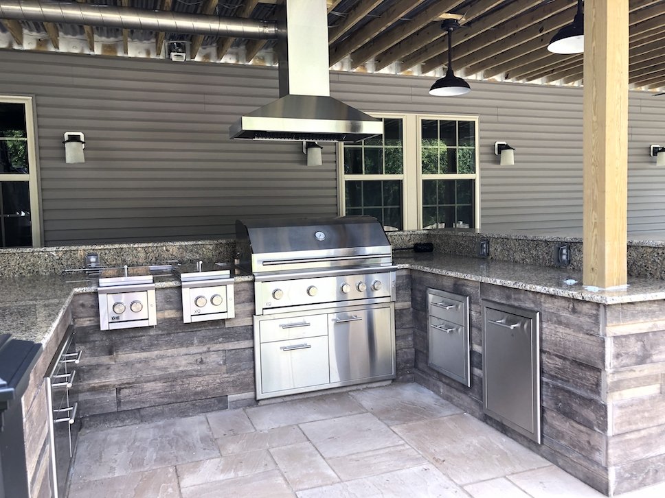 Full side outdoor kitchen with extractor and chrome metallic finishings.jpg