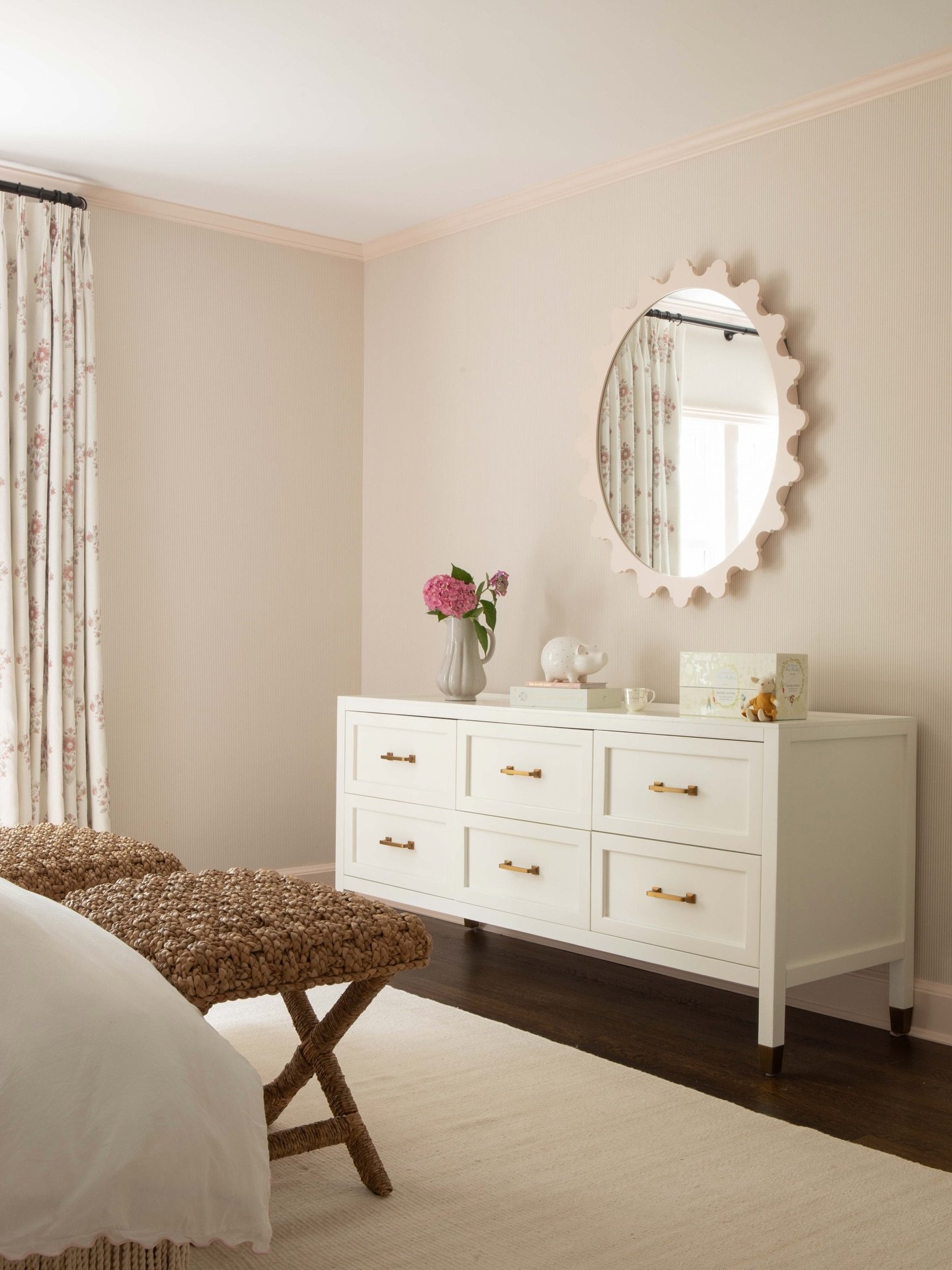 Soft light, sweet details, and a little everyday romance 🩷