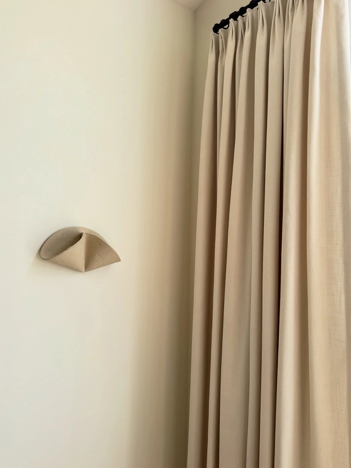 She&rsquo;s not finished, but she&rsquo;s finding herself.
Soft light, woven shadows, warm wood, and all the little details that make a house feel like home.
More to come 🤍