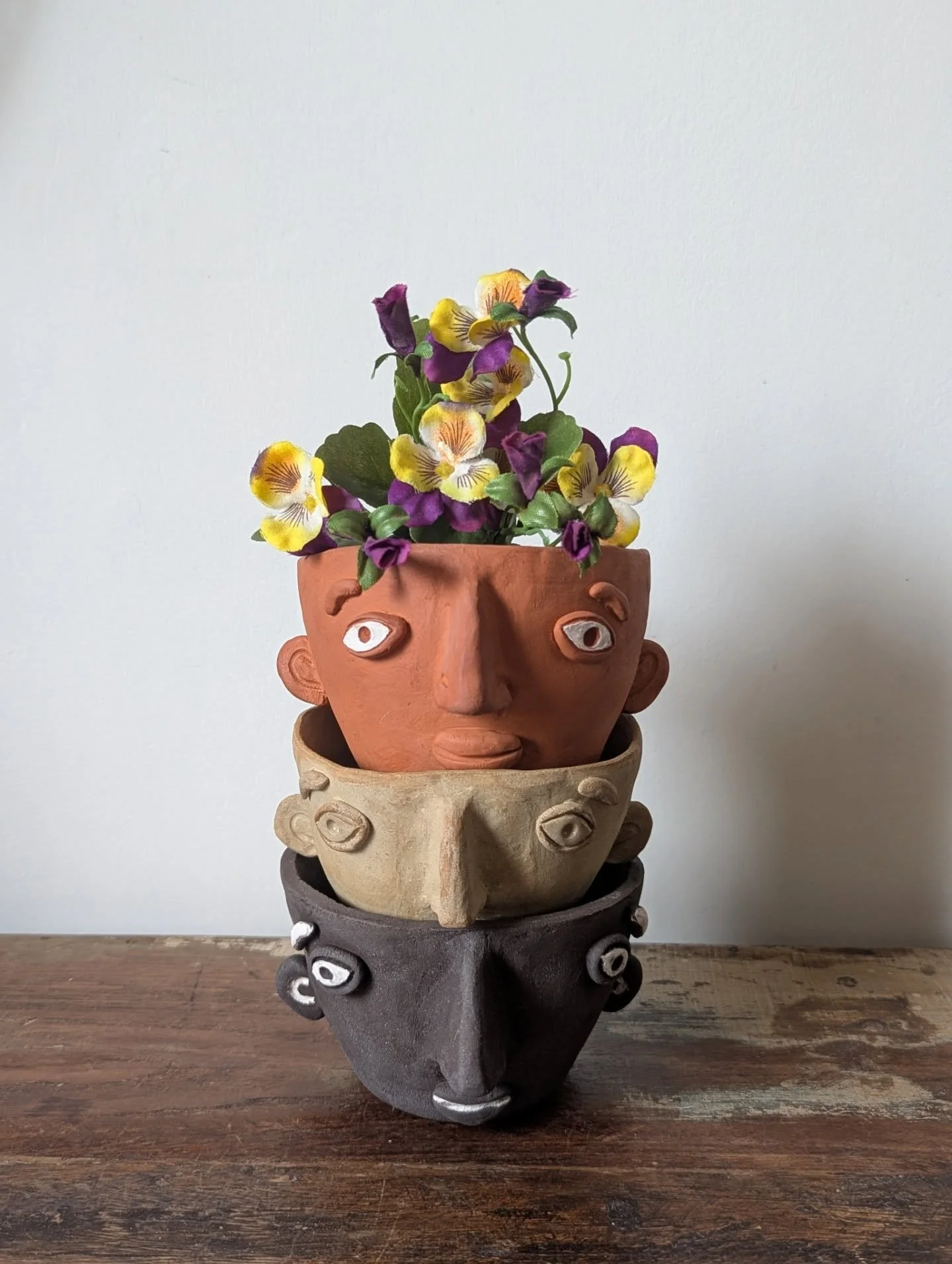 Meet your new favorite quirky companion: a decorative pot with character and charm. Ideal for adding a whimsical touch to your home 💐
Versatile use as a plant pot cover, key holder, or decorative bowl.
These cheeky characters can be found on my webs
