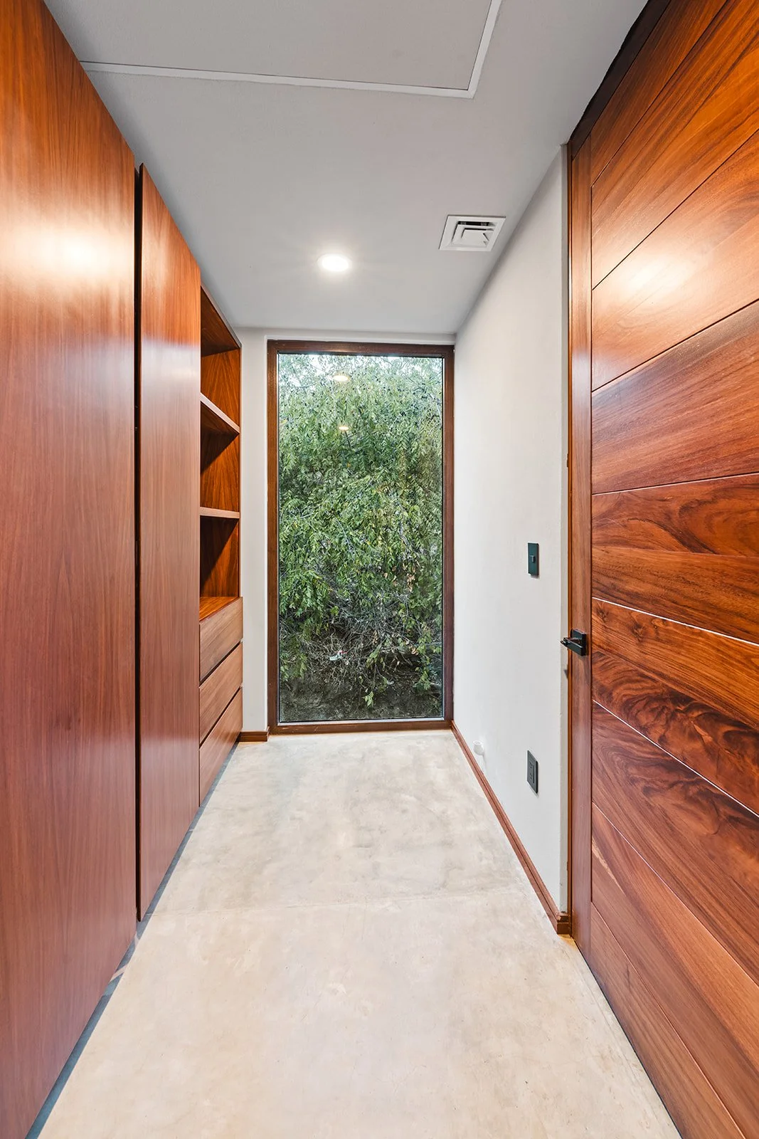 MASTER WALK IN CLOSET 2.jpg