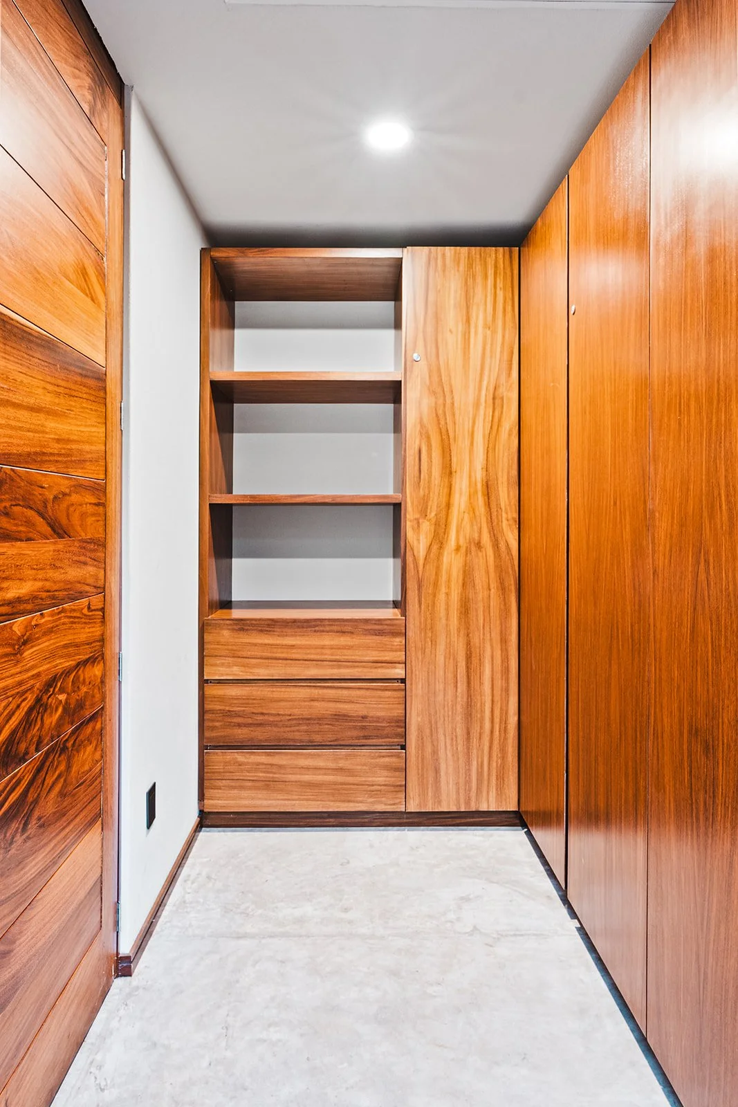 MASTER WALK IN CLOSET 1.jpg