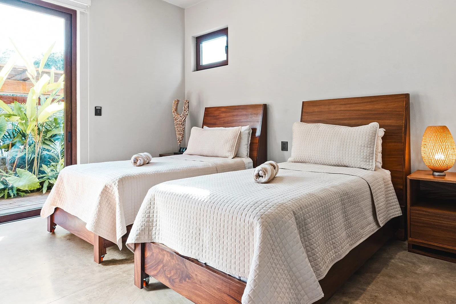 GUEST BED 1B.jpg