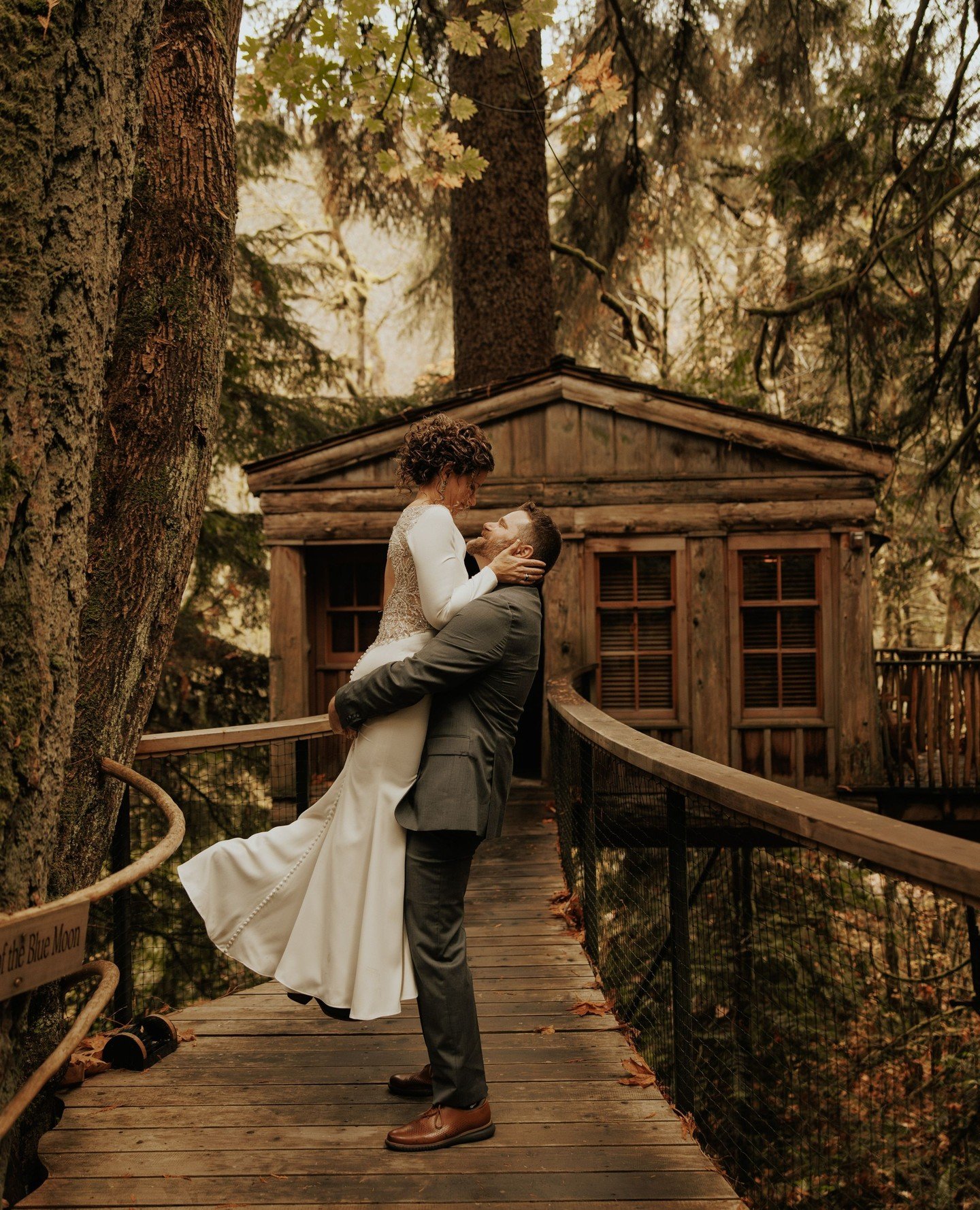 Say "I do" under the fall foliage of the Treehouse Forest 🍁🍂 There's something so whimsical about getting married at a treehouse bed and breakfast as the leaves begin to fall. If you're planning an wedding this year, this is your chance t