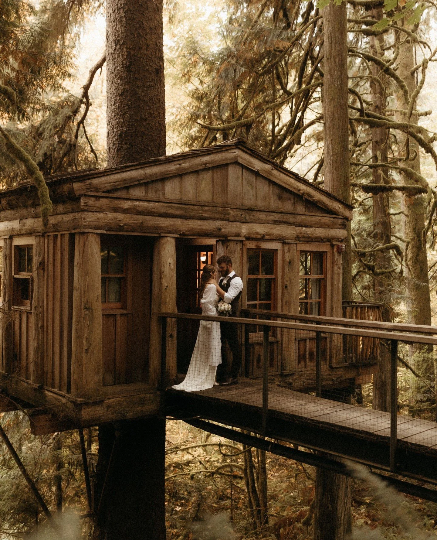 It's time to start planning your dreamy fall wedding before dates completely fill up! 🍂🍁 September, October, and November in the treehouse forest are absolutely magical, with sunshine still lingering in September for a beautiful, glowy day. October