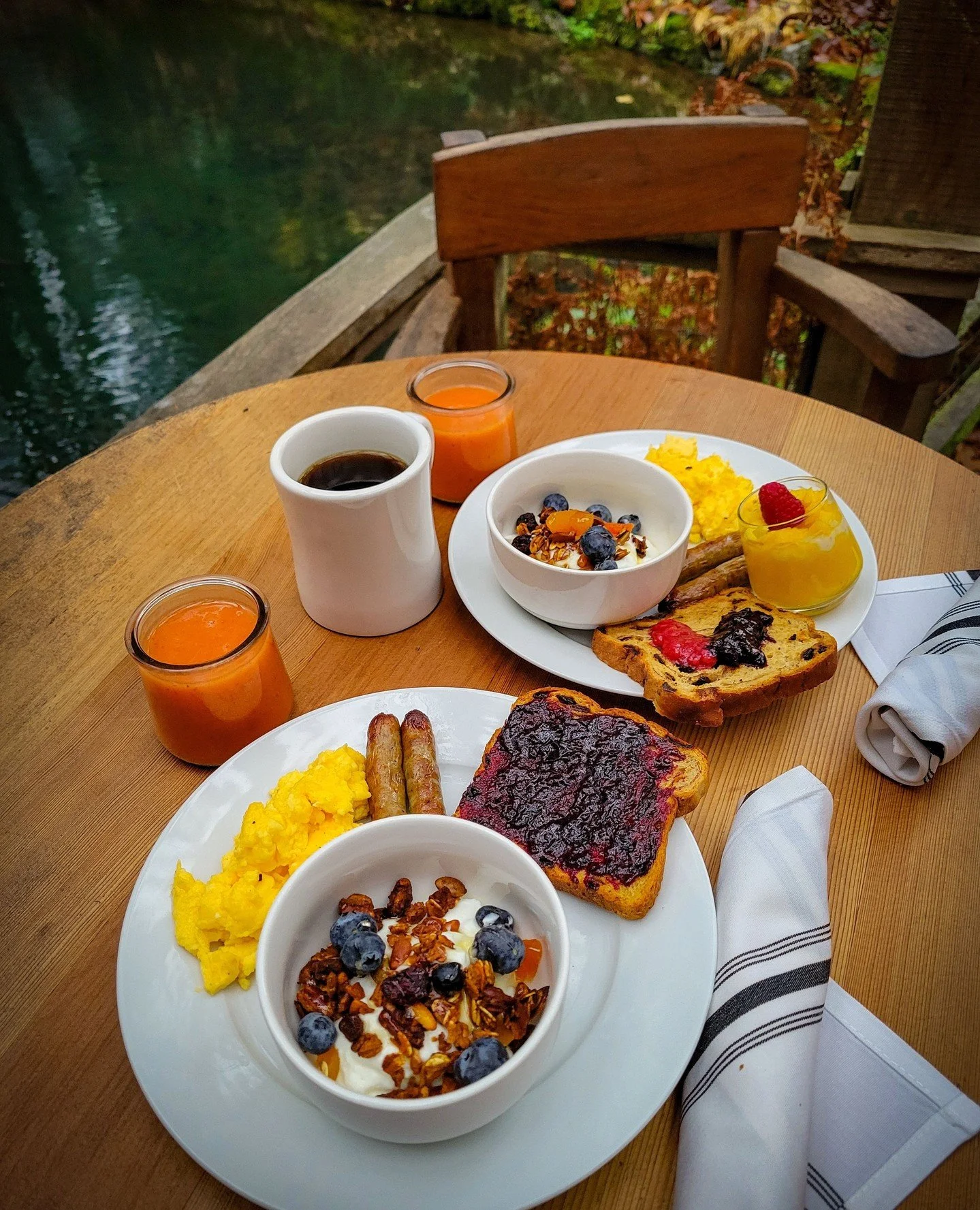 Cozy breakfast at the pond with me? 🥞⁠
⁠
Enjoy a delicious breakfast every morning during your stay! Including some yummy homemade granola, cheesy eggs, potato hash, pesto toast, smoothies, and more. ⁠
⁠
Link in bio to book your stay! 🌲⁠
⁠
📸: @ksn