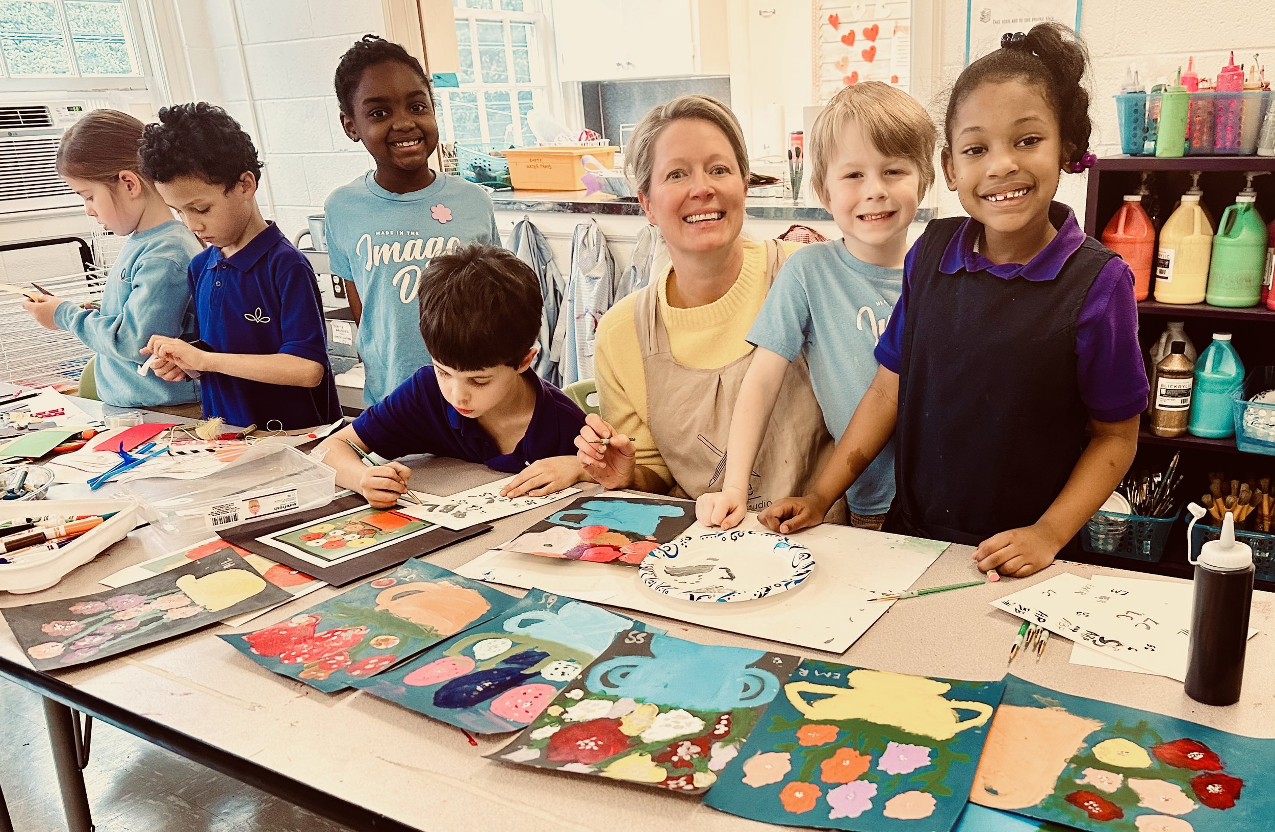 Art teacher at art class for kids in Richmond VA